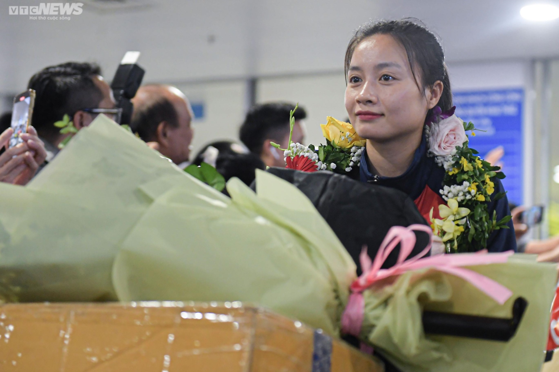 Người hâm mộ vây kín chào đón tuyển nữ Việt Nam về nước - 4