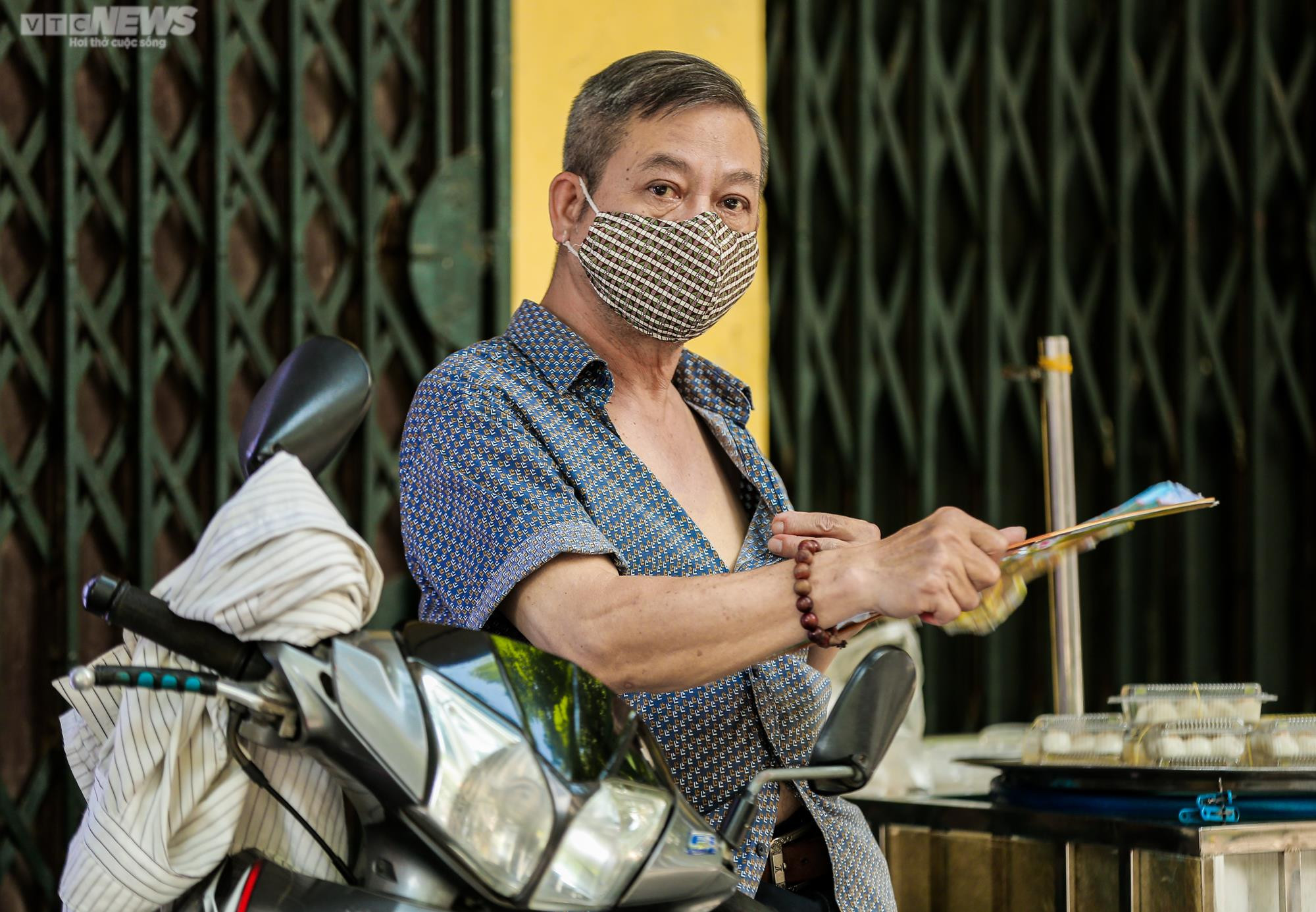 Đường phố Hà Nội 'vắng như mồng 1 Tết' trong ngày nắng như đổ lửa - 12