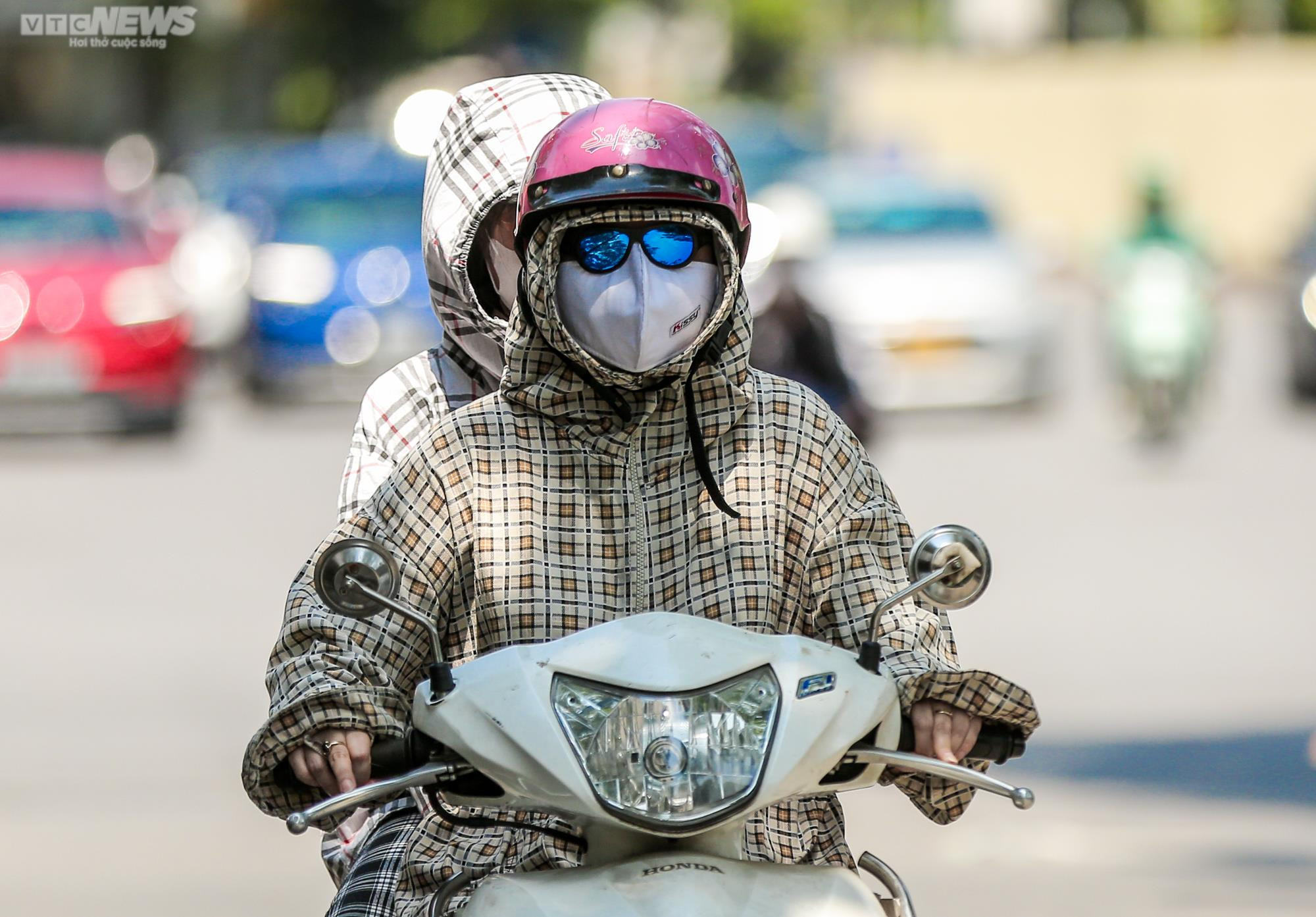 Đường phố Hà Nội 'vắng như mồng 1 Tết' trong ngày nắng như đổ lửa - 9