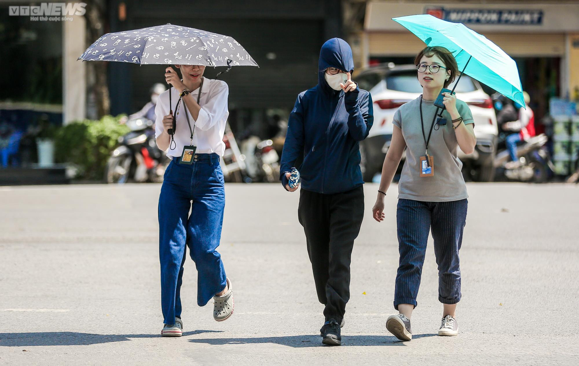 Đường phố Hà Nội 'vắng như mồng 1 Tết' trong ngày nắng như đổ lửa - 11