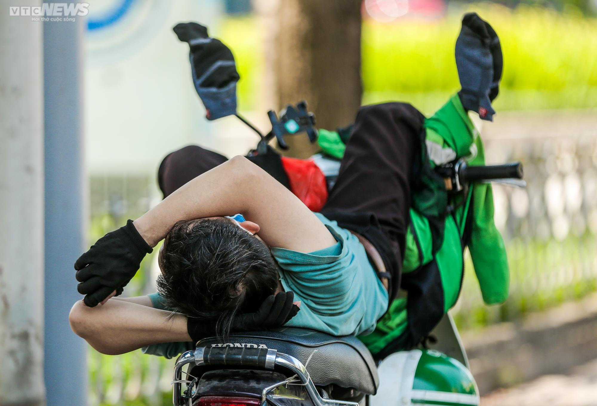 Đường phố Hà Nội 'vắng như mồng 1 Tết' trong ngày nắng như đổ lửa - 14