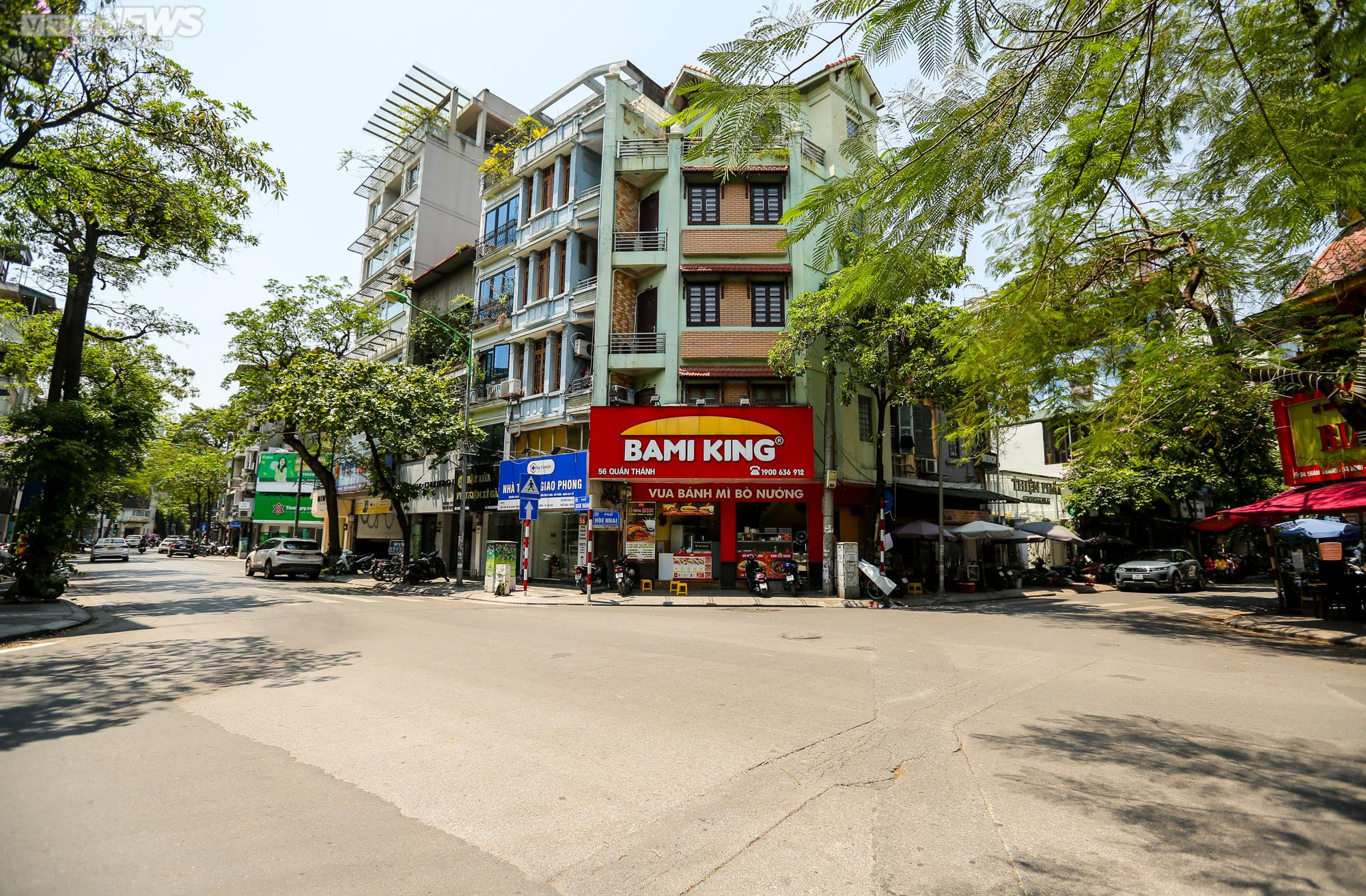 Đường phố Hà Nội 'vắng như mồng 1 Tết' trong ngày nắng như đổ lửa - 2