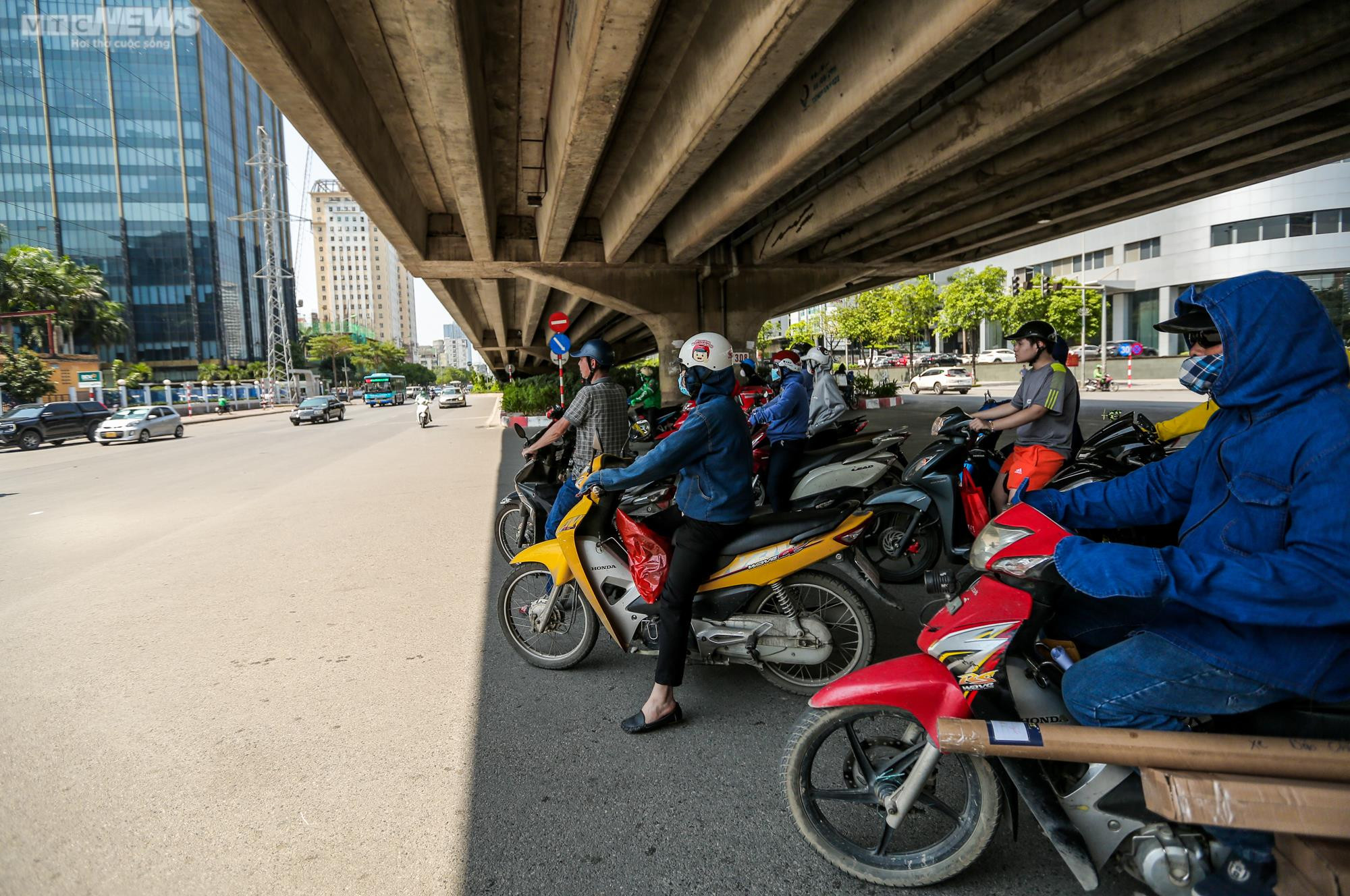 Đường phố Hà Nội 'vắng như mồng 1 Tết' trong ngày nắng như đổ lửa - 16