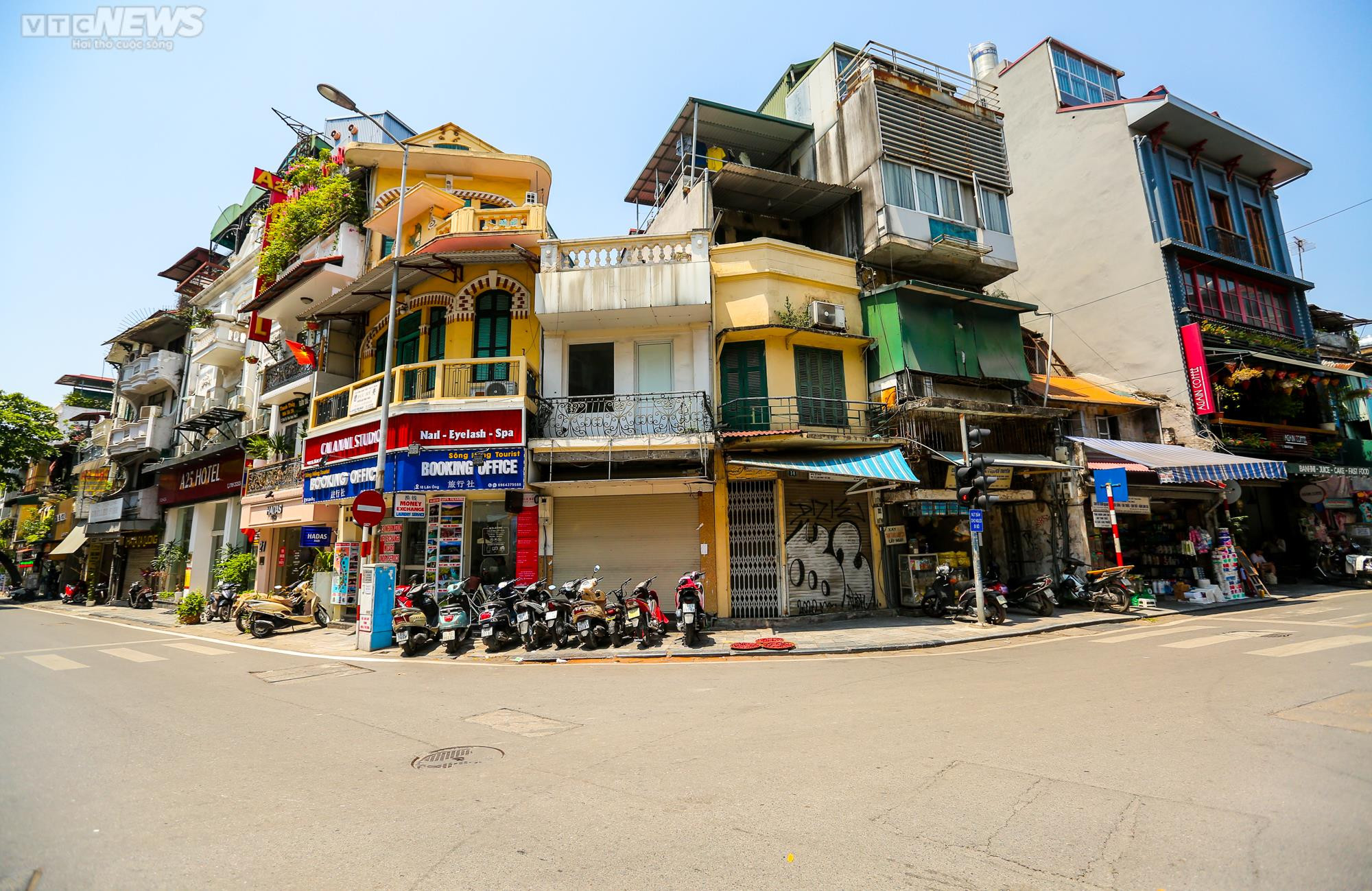 Đường phố Hà Nội 'vắng như mồng 1 Tết' trong ngày nắng như đổ lửa - 7