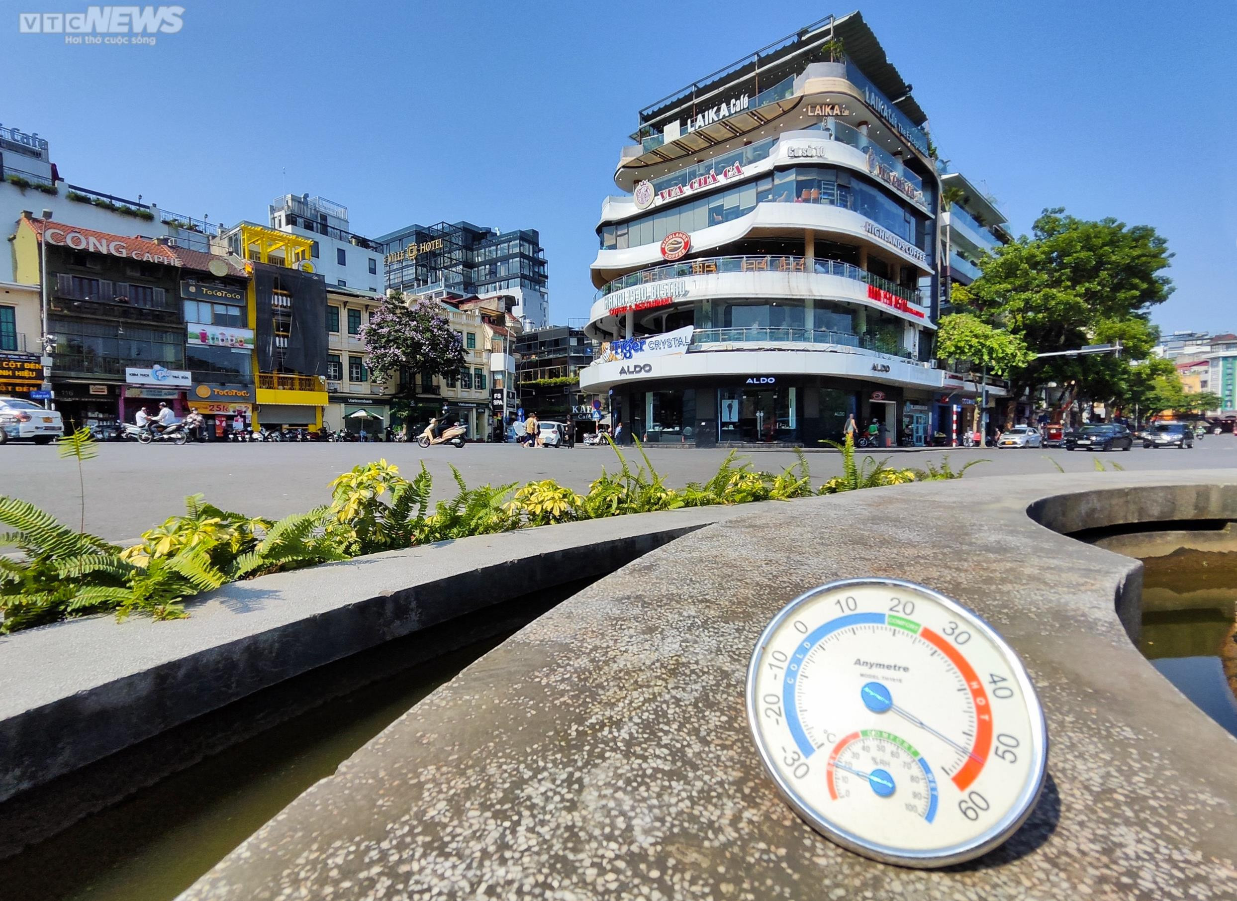 Đường phố Hà Nội 'vắng như mồng 1 Tết' trong ngày nắng như đổ lửa - 3