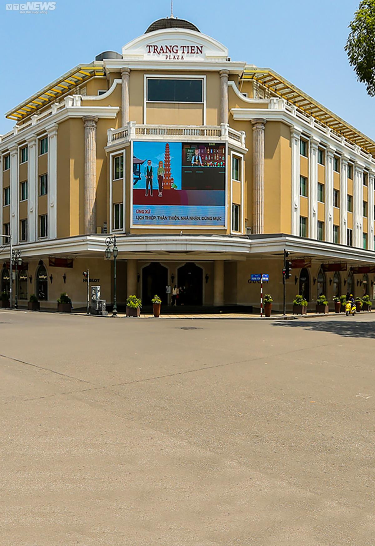 Đường phố Hà Nội 'vắng như mồng 1 Tết' trong ngày nắng như đổ lửa - 5