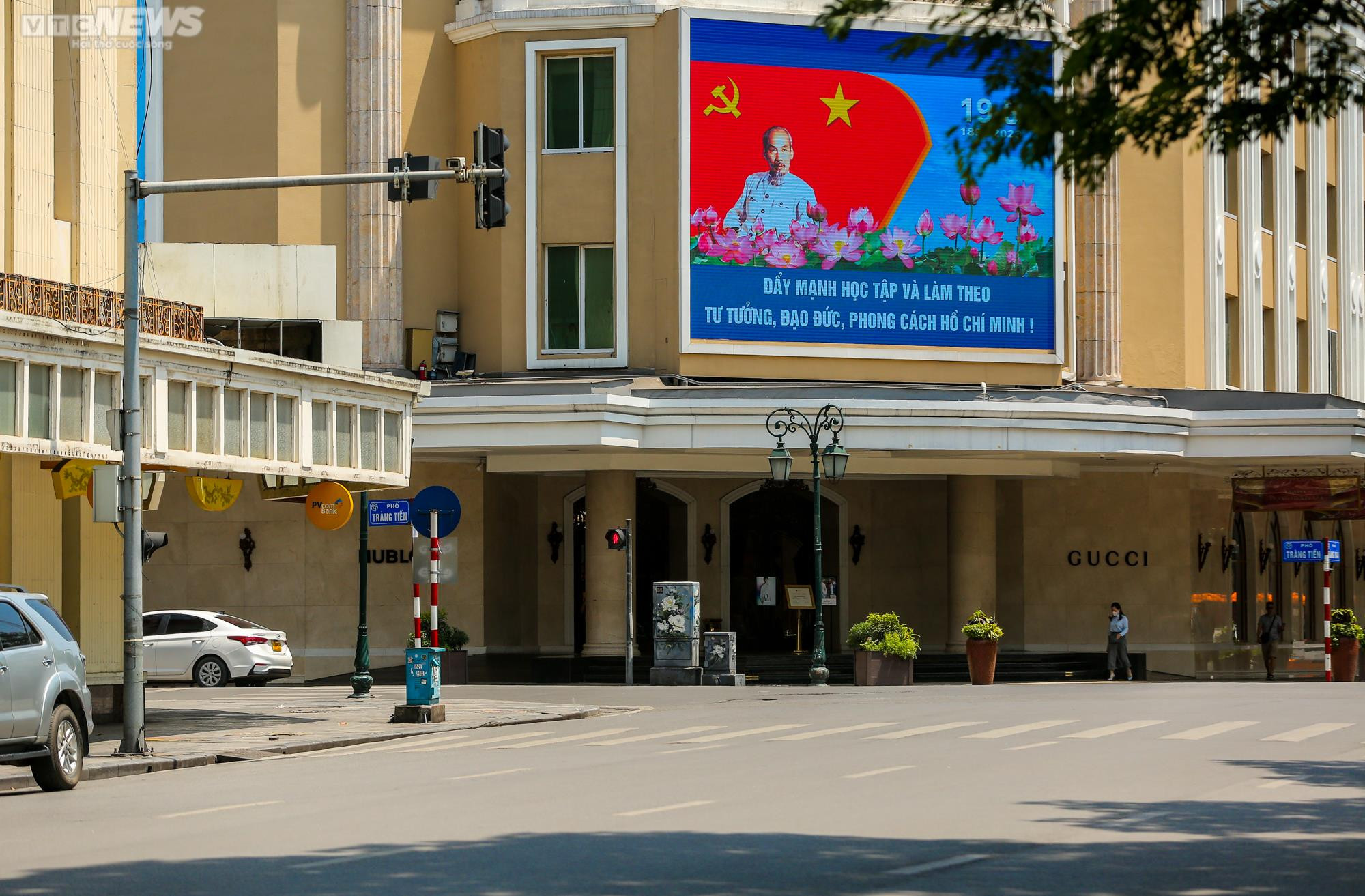 Đường phố Hà Nội 'vắng như mồng 1 Tết' trong ngày nắng như đổ lửa - 6