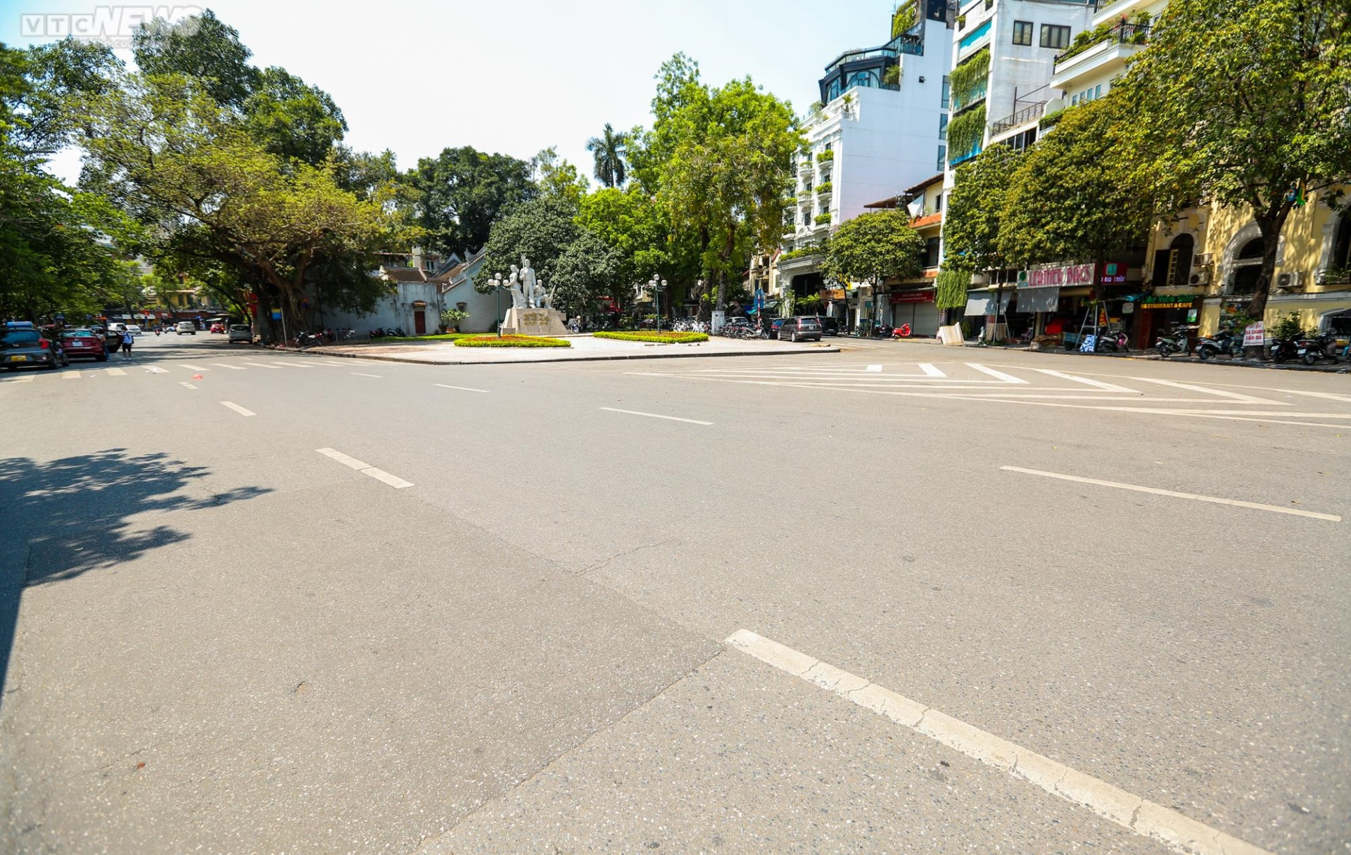 Đường phố Hà Nội 'vắng như mồng 1 Tết' trong ngày nắng như đổ lửa - 1