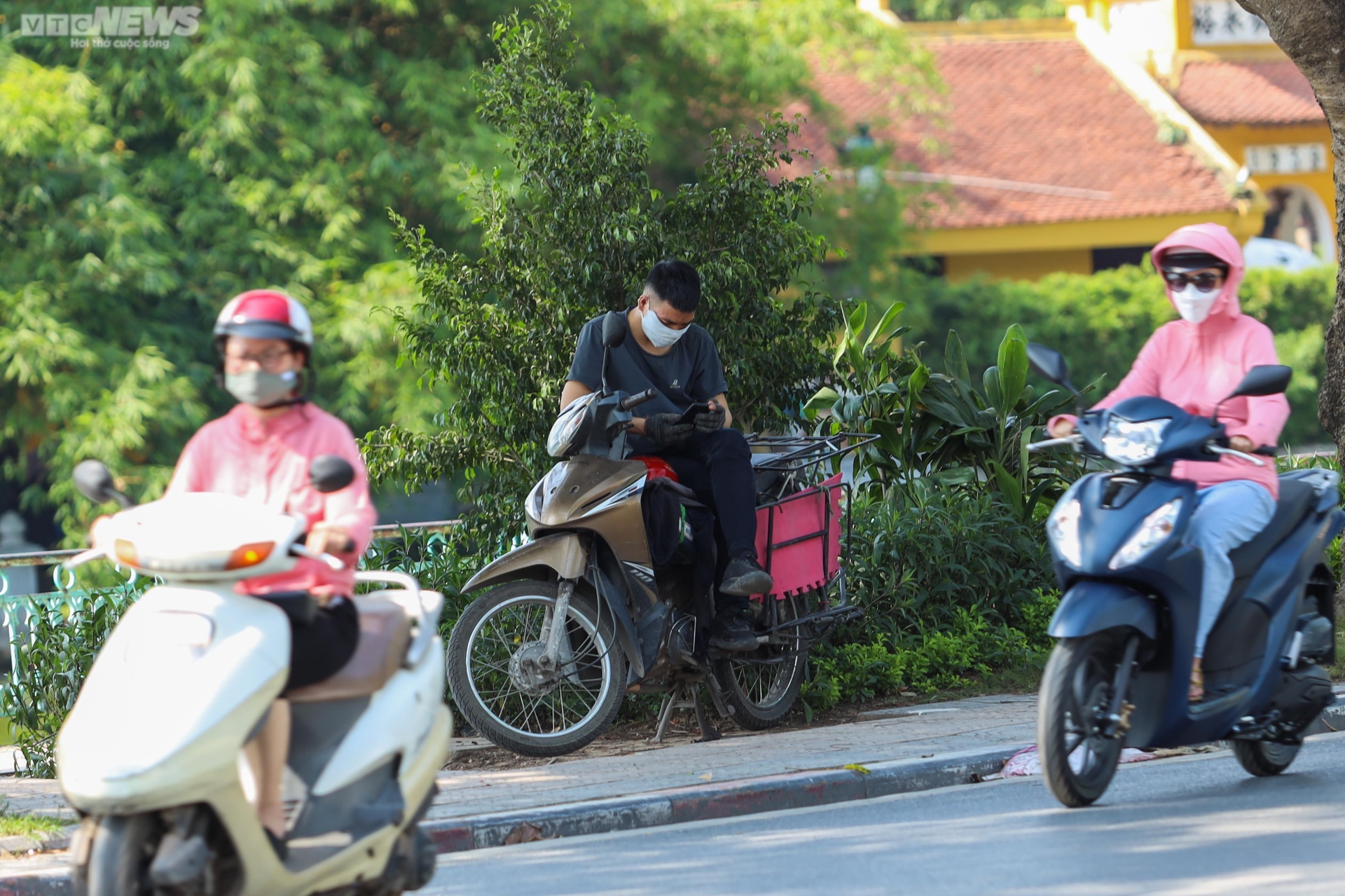 Những con đường rợp bóng mát giữa ngày Hà Nội 'đổ lửa' - 7