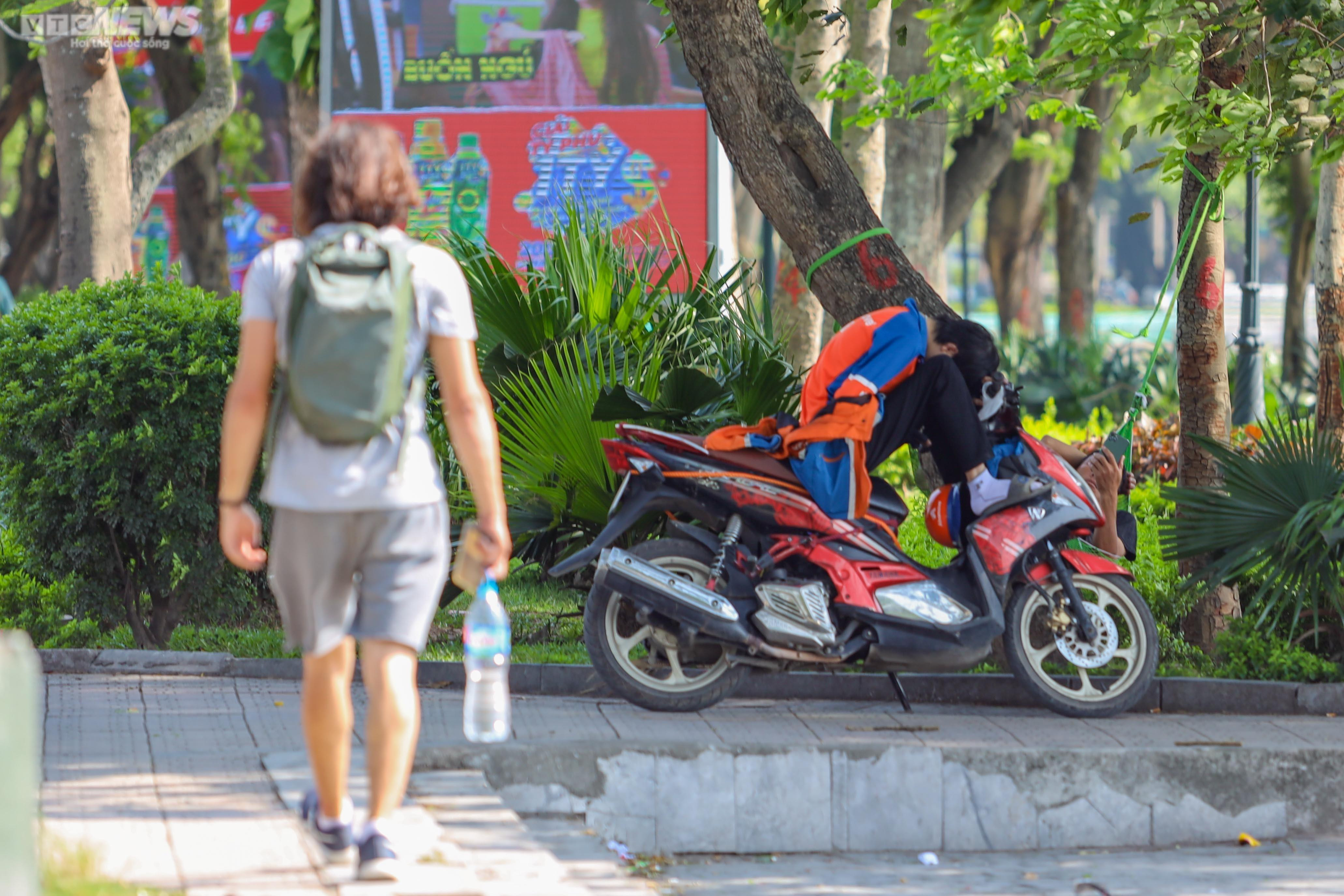 Những con đường rợp bóng mát giữa ngày Hà Nội 'đổ lửa' - 8