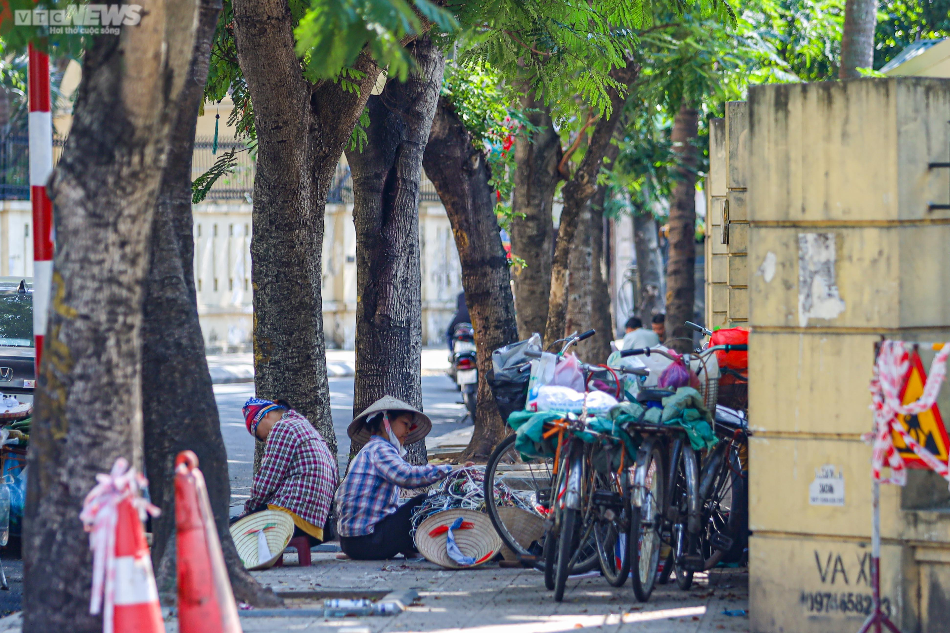 Những con đường rợp bóng mát giữa ngày Hà Nội 'đổ lửa' - 9