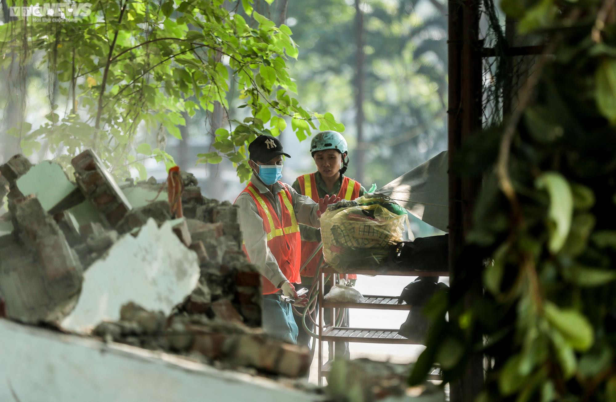Tháo dỡ hàng loạt công trình sai phạm ở Công viên Tuổi trẻ Thủ đô - 8