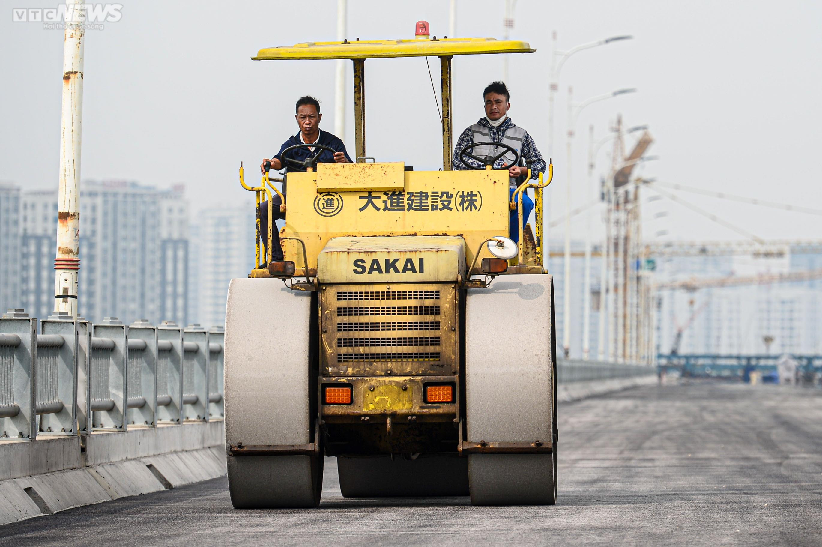 Công nhân đội nắng trải thảm nhựa trên công trường cầu Vĩnh Tuy giai đoạn 2 - 13