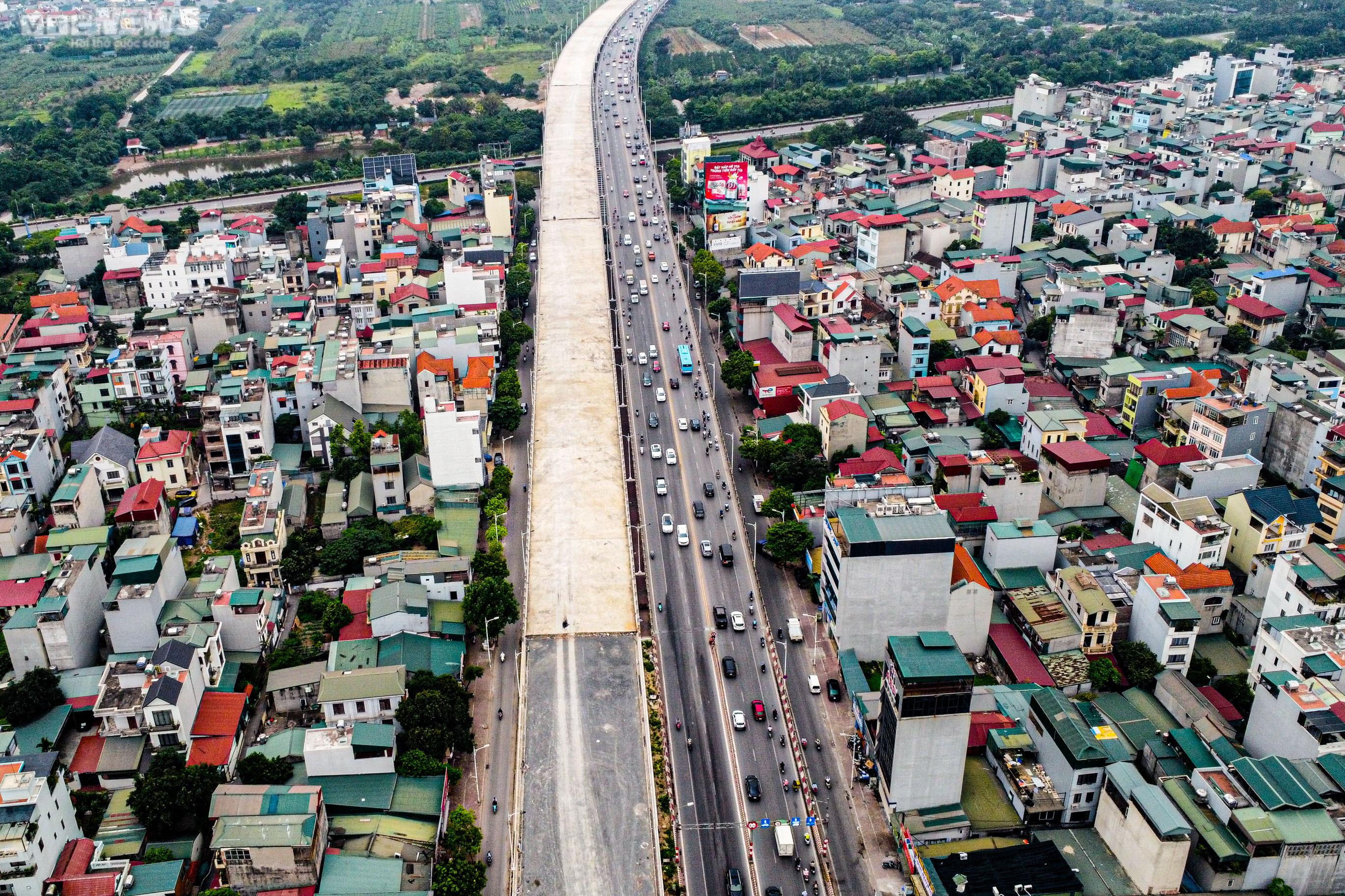 Công nhân đội nắng trải thảm nhựa trên công trường cầu Vĩnh Tuy giai đoạn 2 - 21