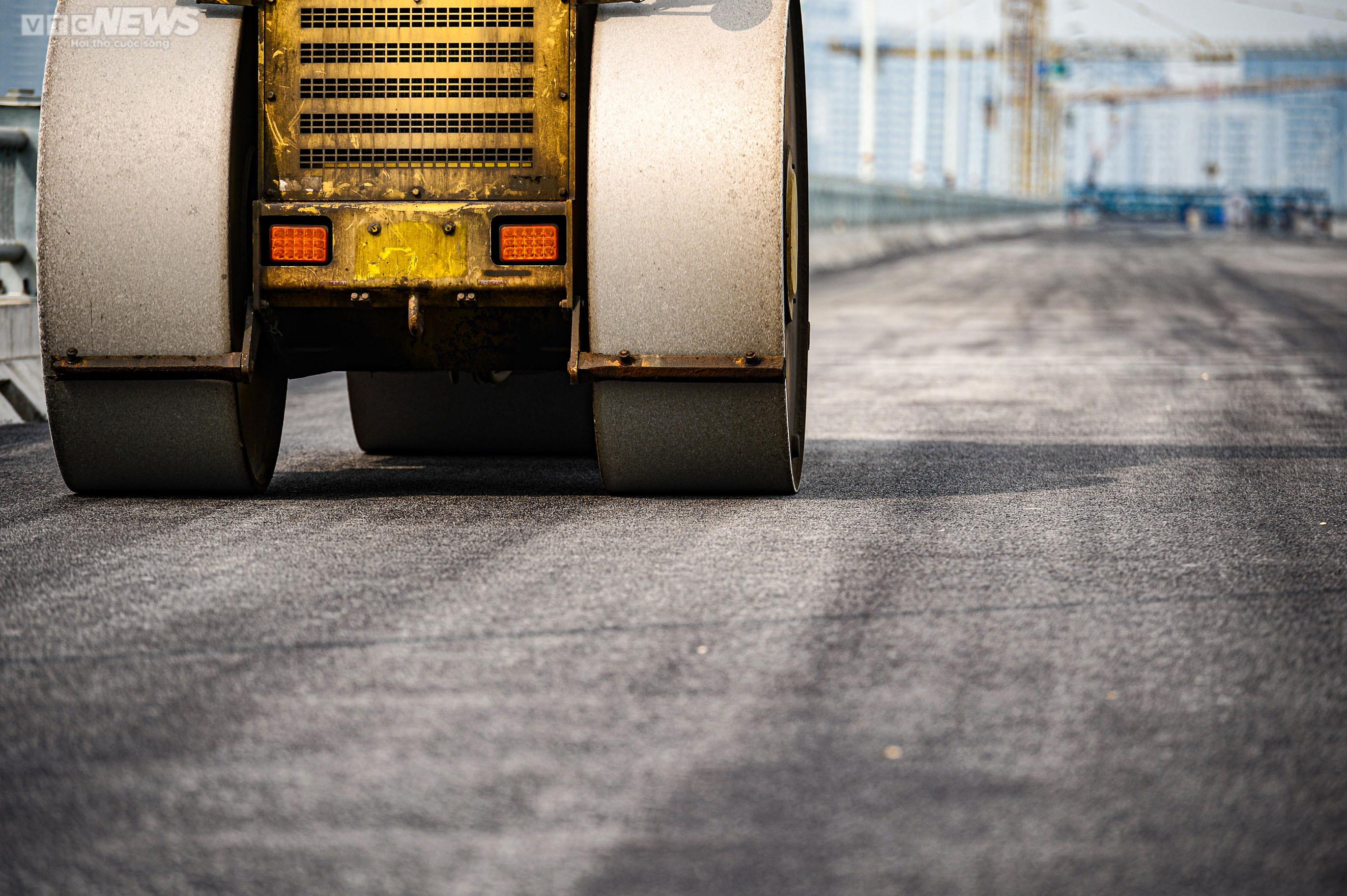 Công nhân đội nắng trải thảm nhựa trên công trường cầu Vĩnh Tuy giai đoạn 2 - 15