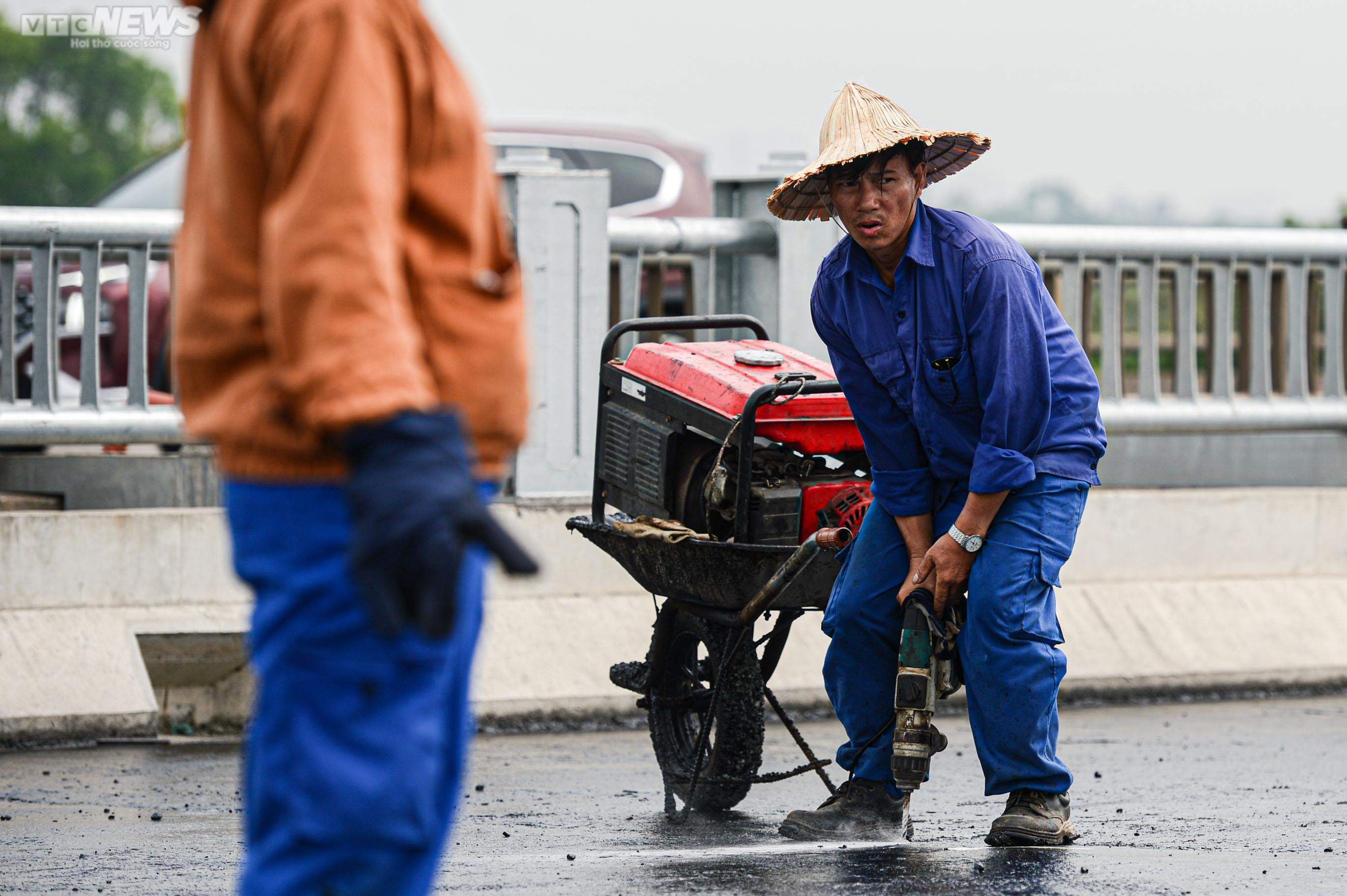 Công nhân đội nắng trải thảm nhựa trên công trường cầu Vĩnh Tuy giai đoạn 2 - 14