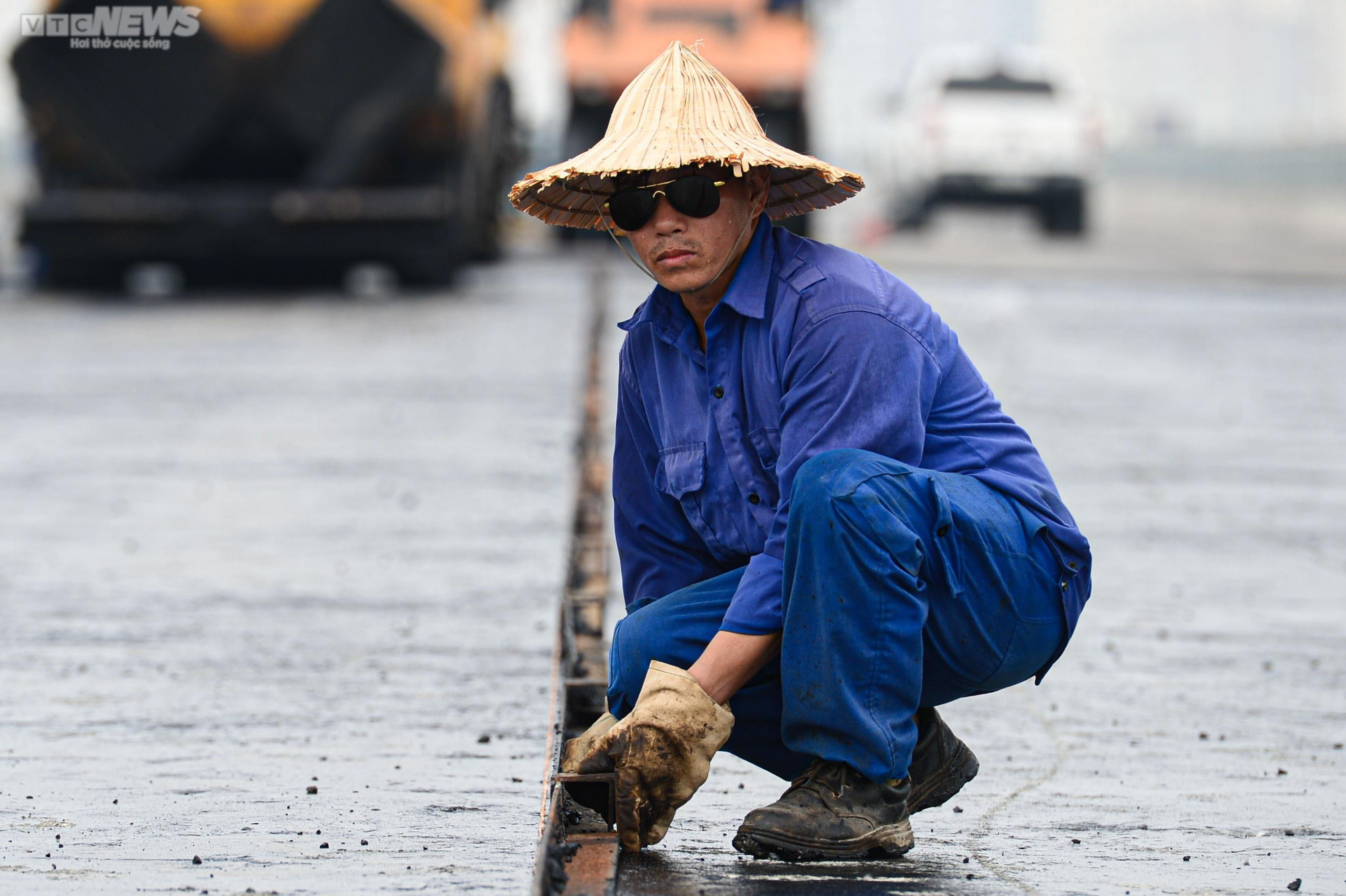 Công nhân đội nắng trải thảm nhựa trên công trường cầu Vĩnh Tuy giai đoạn 2 - 8