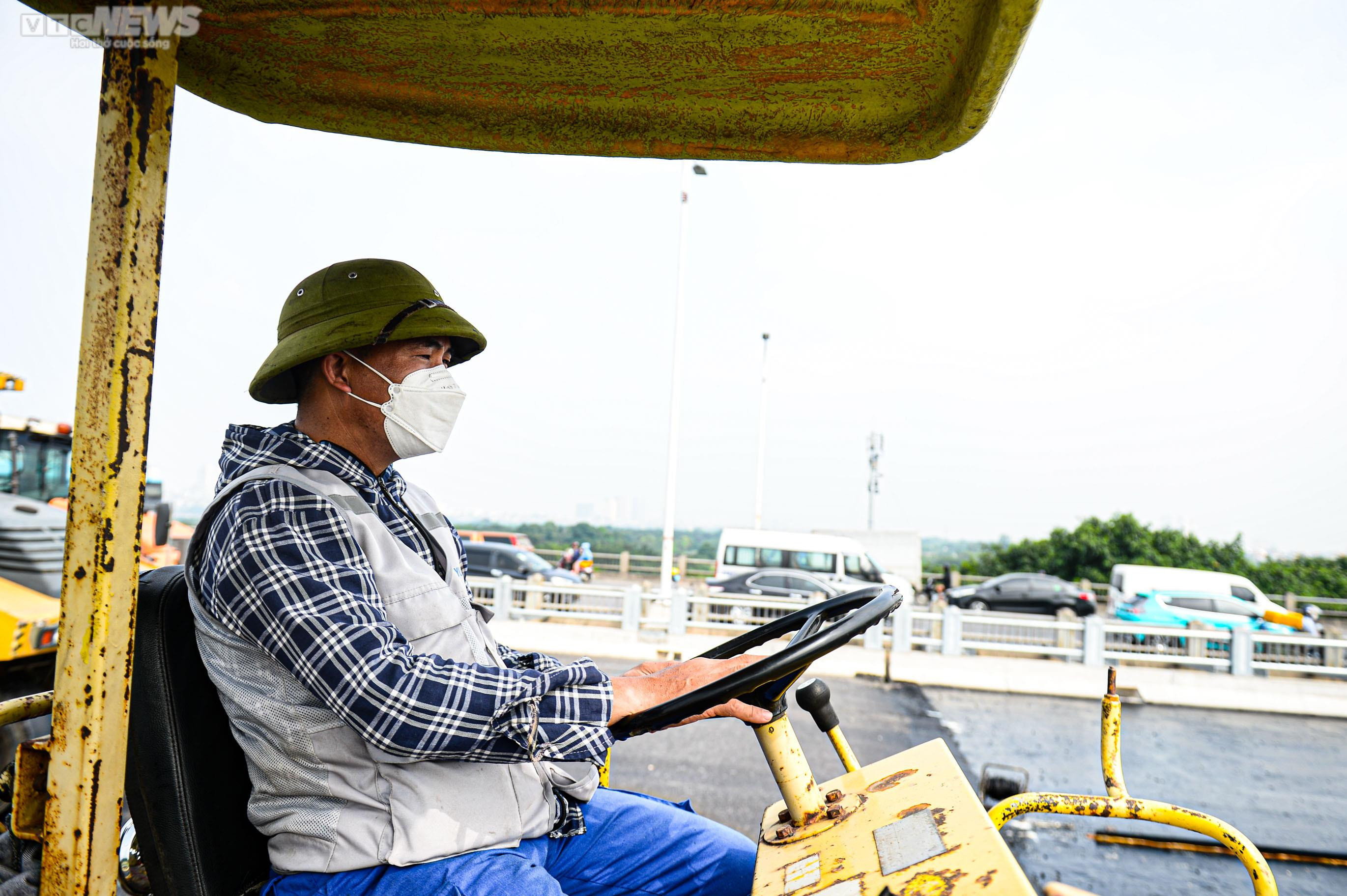 Công nhân đội nắng trải thảm nhựa trên công trường cầu Vĩnh Tuy giai đoạn 2 - 11