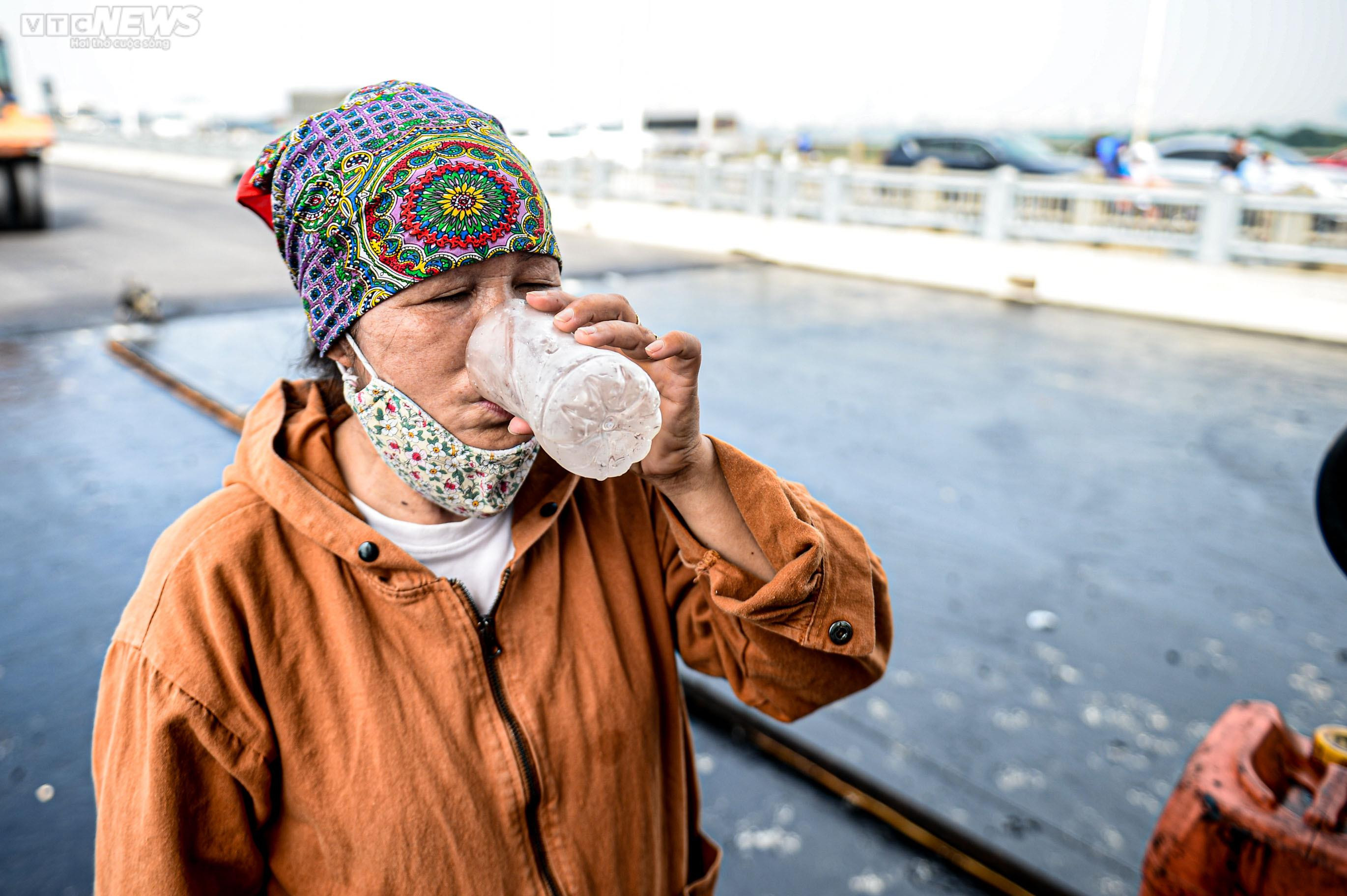 Công nhân đội nắng trải thảm nhựa trên công trường cầu Vĩnh Tuy giai đoạn 2 - 7