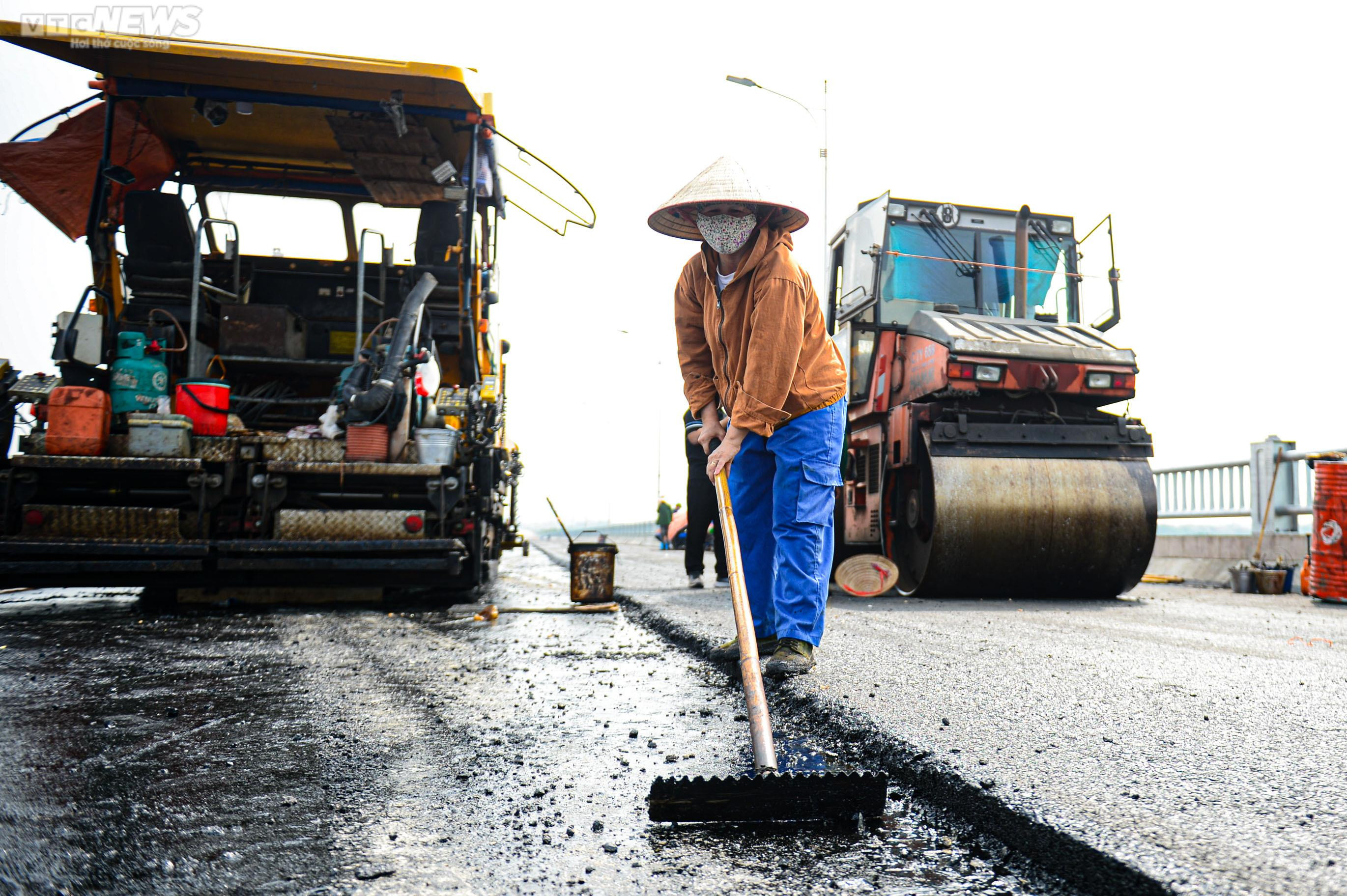 Công nhân đội nắng trải thảm nhựa trên công trường cầu Vĩnh Tuy giai đoạn 2 - 6