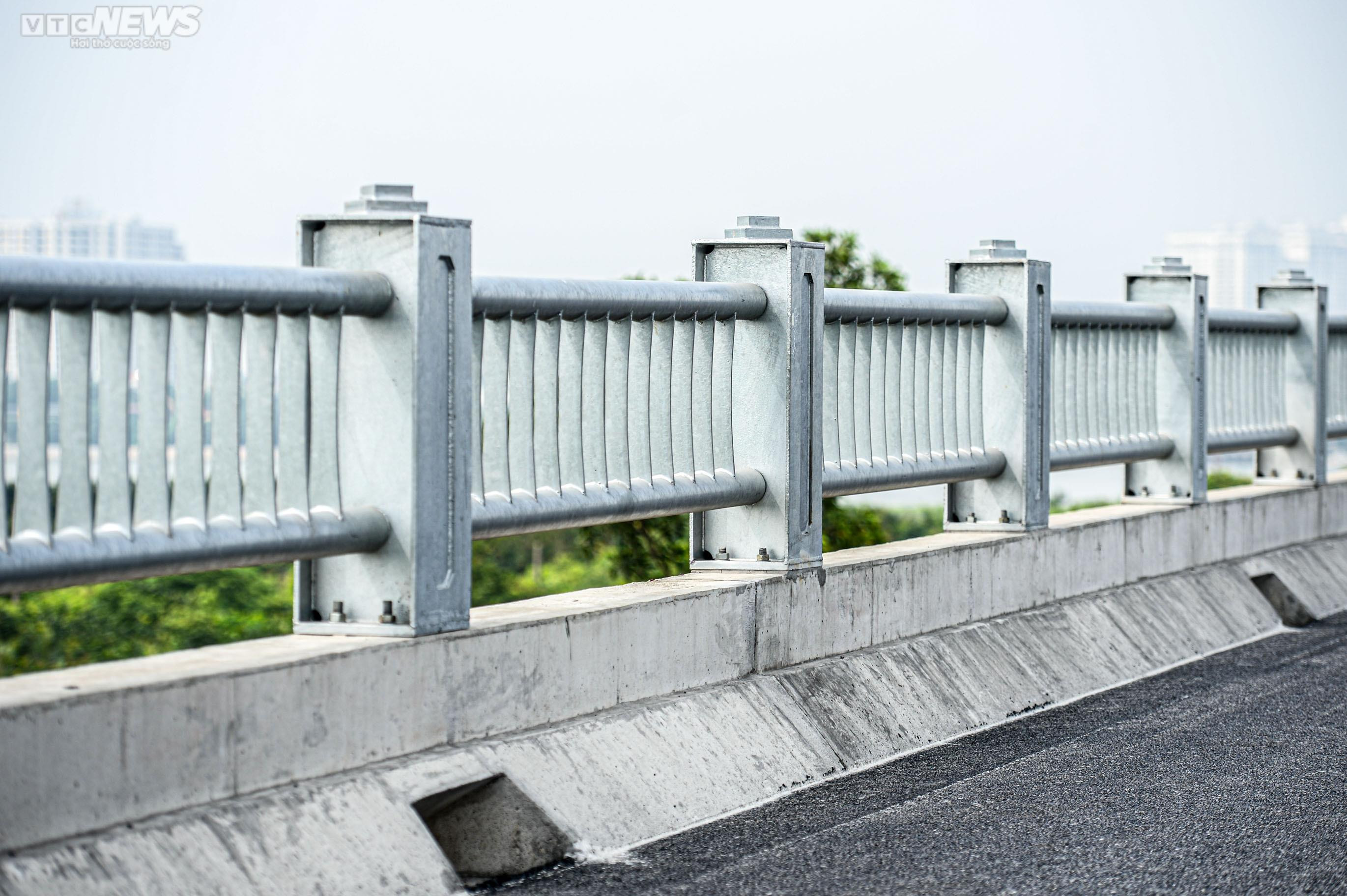 Công nhân đội nắng trải thảm nhựa trên công trường cầu Vĩnh Tuy giai đoạn 2 - 16