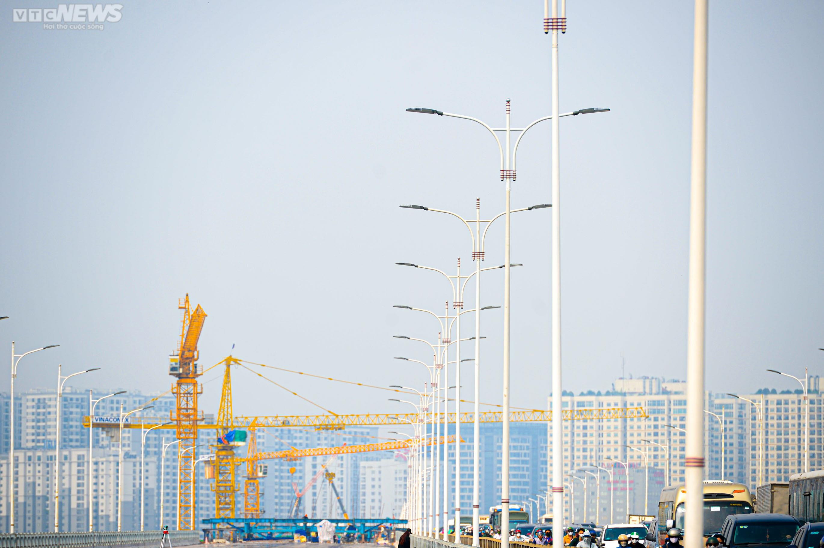 Công nhân đội nắng trải thảm nhựa trên công trường cầu Vĩnh Tuy giai đoạn 2 - 17