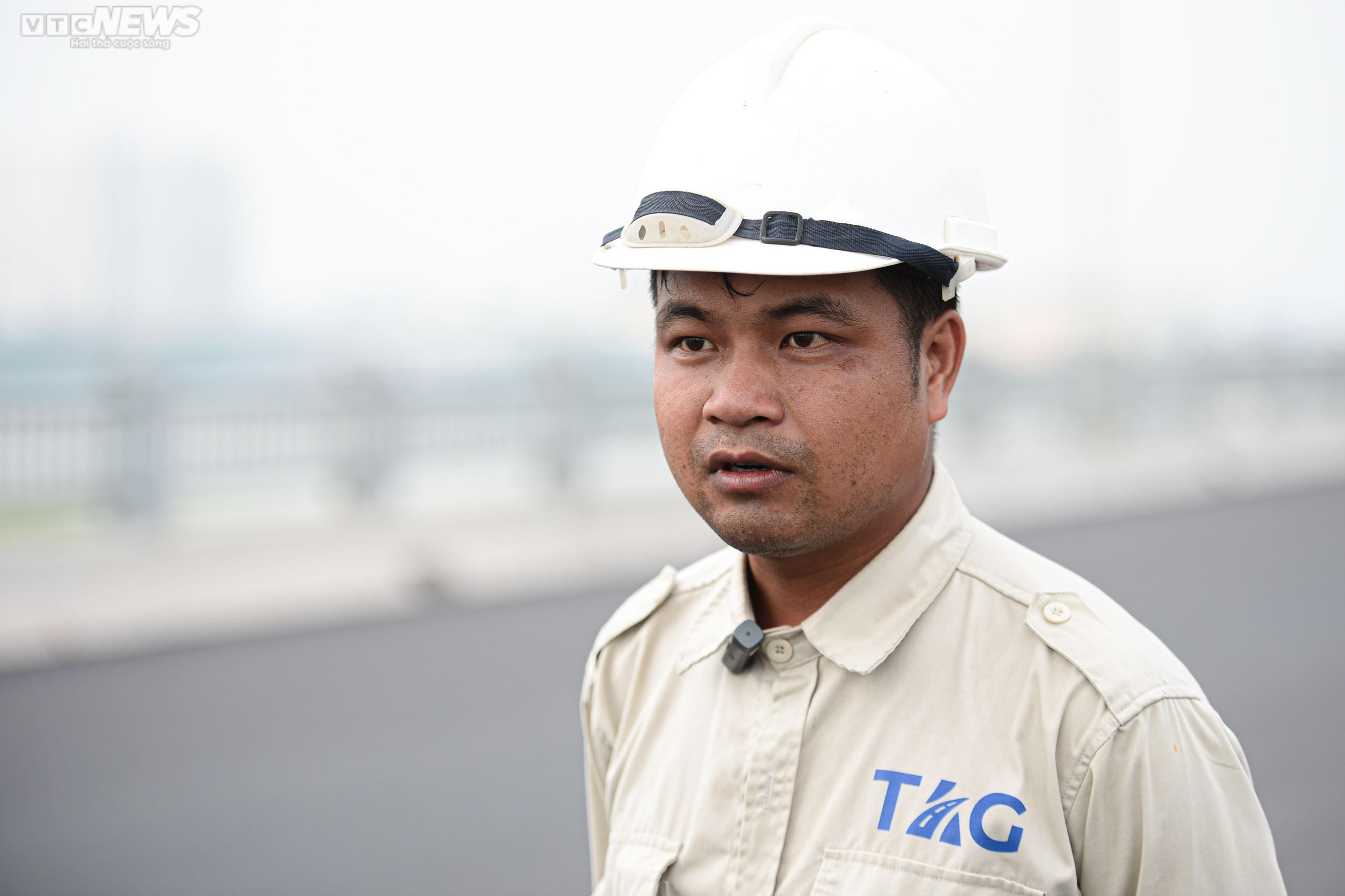 Công nhân đội nắng trải thảm nhựa trên công trường cầu Vĩnh Tuy giai đoạn 2 - 12