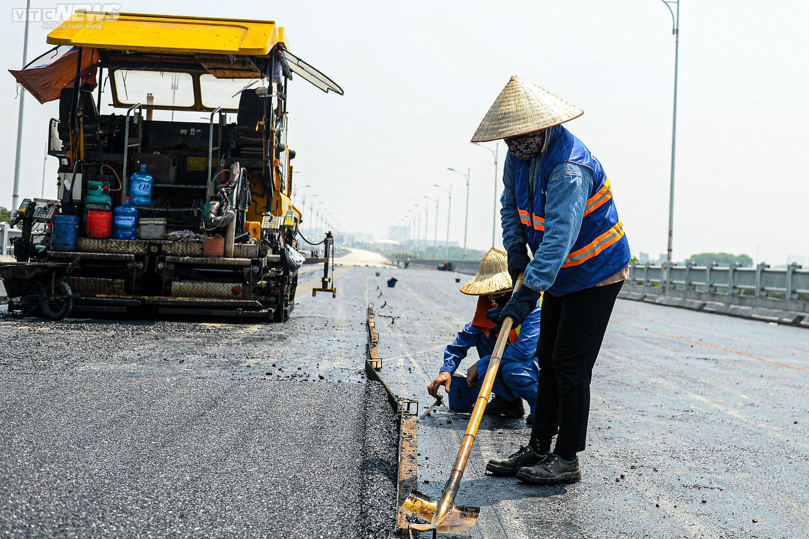 Công nhân đội nắng trải thảm nhựa trên công trường cầu Vĩnh Tuy giai đoạn 2 - 10