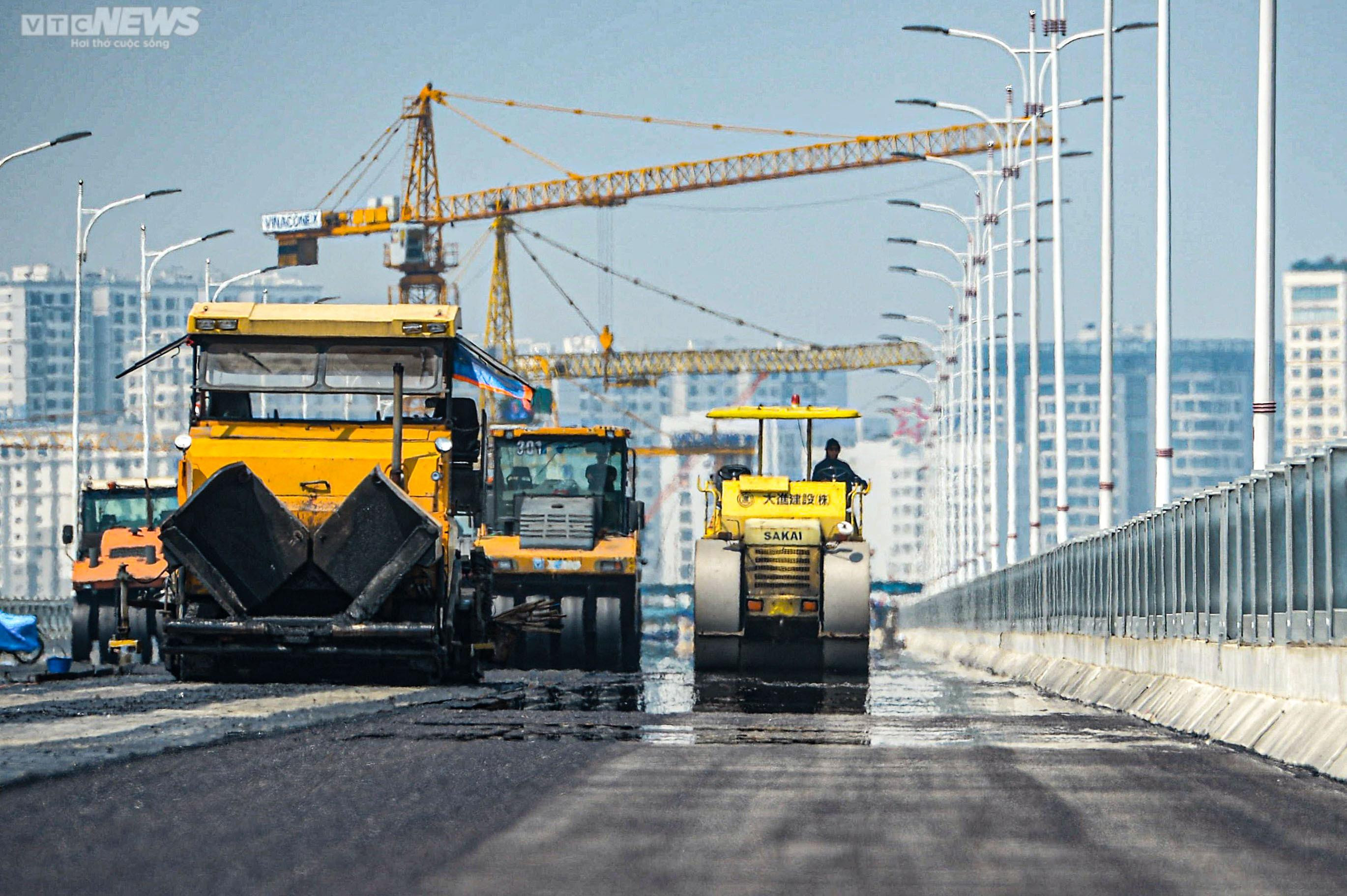 Công nhân đội nắng trải thảm nhựa trên công trường cầu Vĩnh Tuy giai đoạn 2 - 5