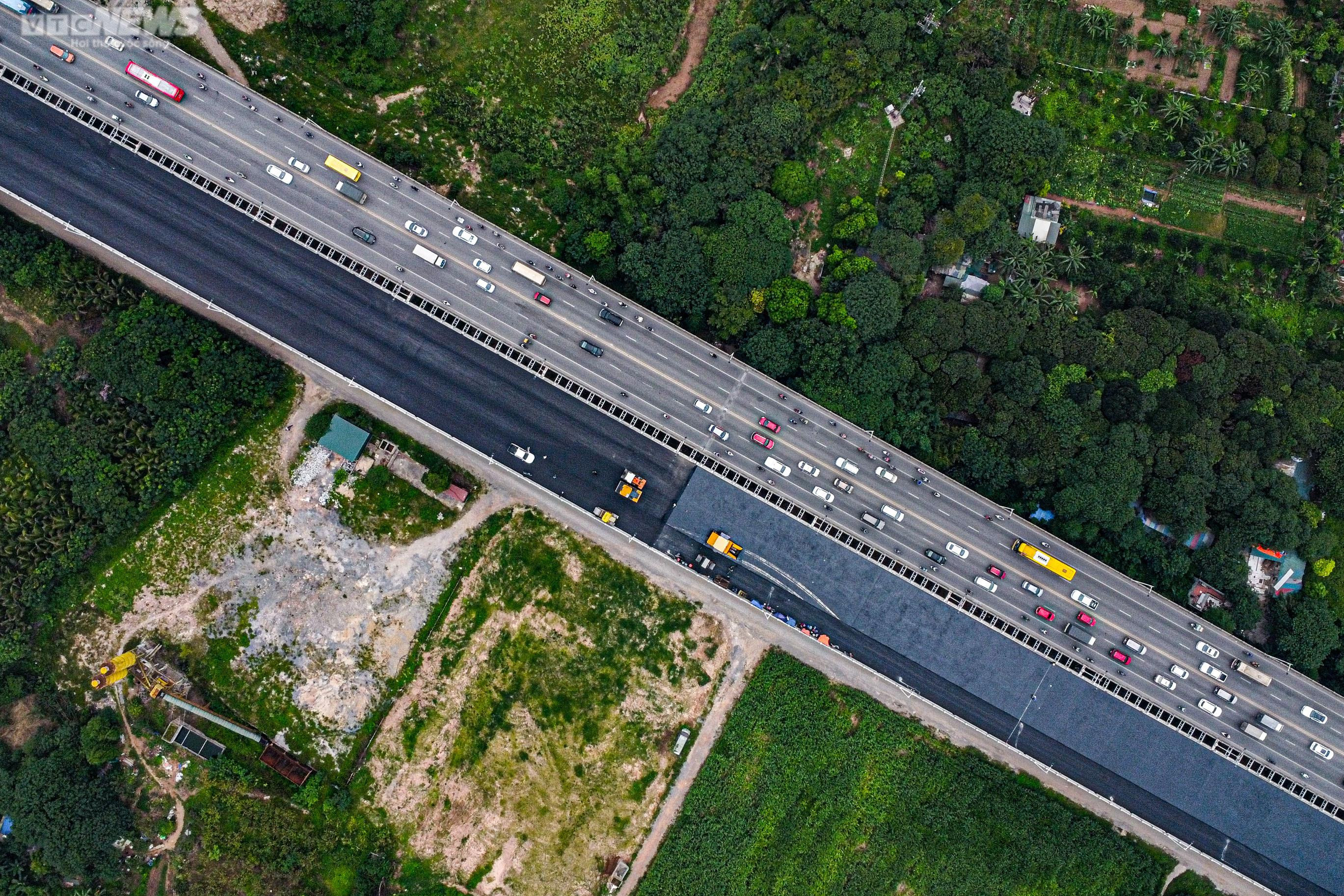 Công nhân đội nắng trải thảm nhựa trên công trường cầu Vĩnh Tuy giai đoạn 2 - 2