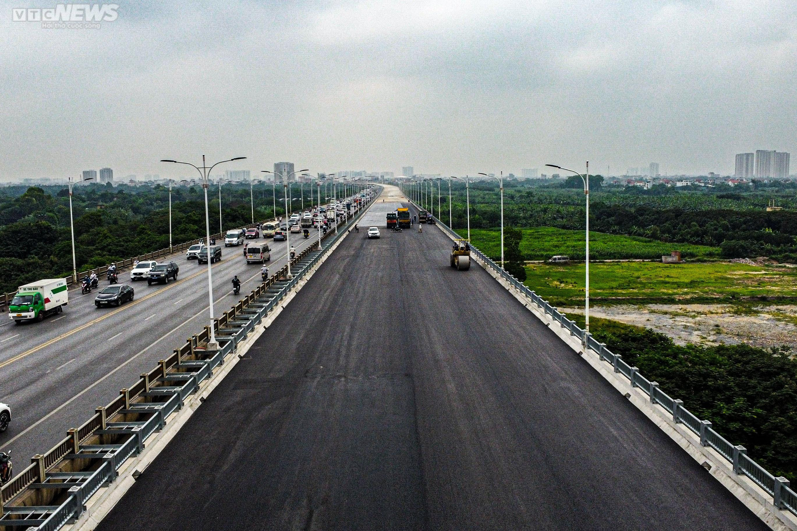 Công nhân đội nắng trải thảm nhựa trên công trường cầu Vĩnh Tuy giai đoạn 2 - 20