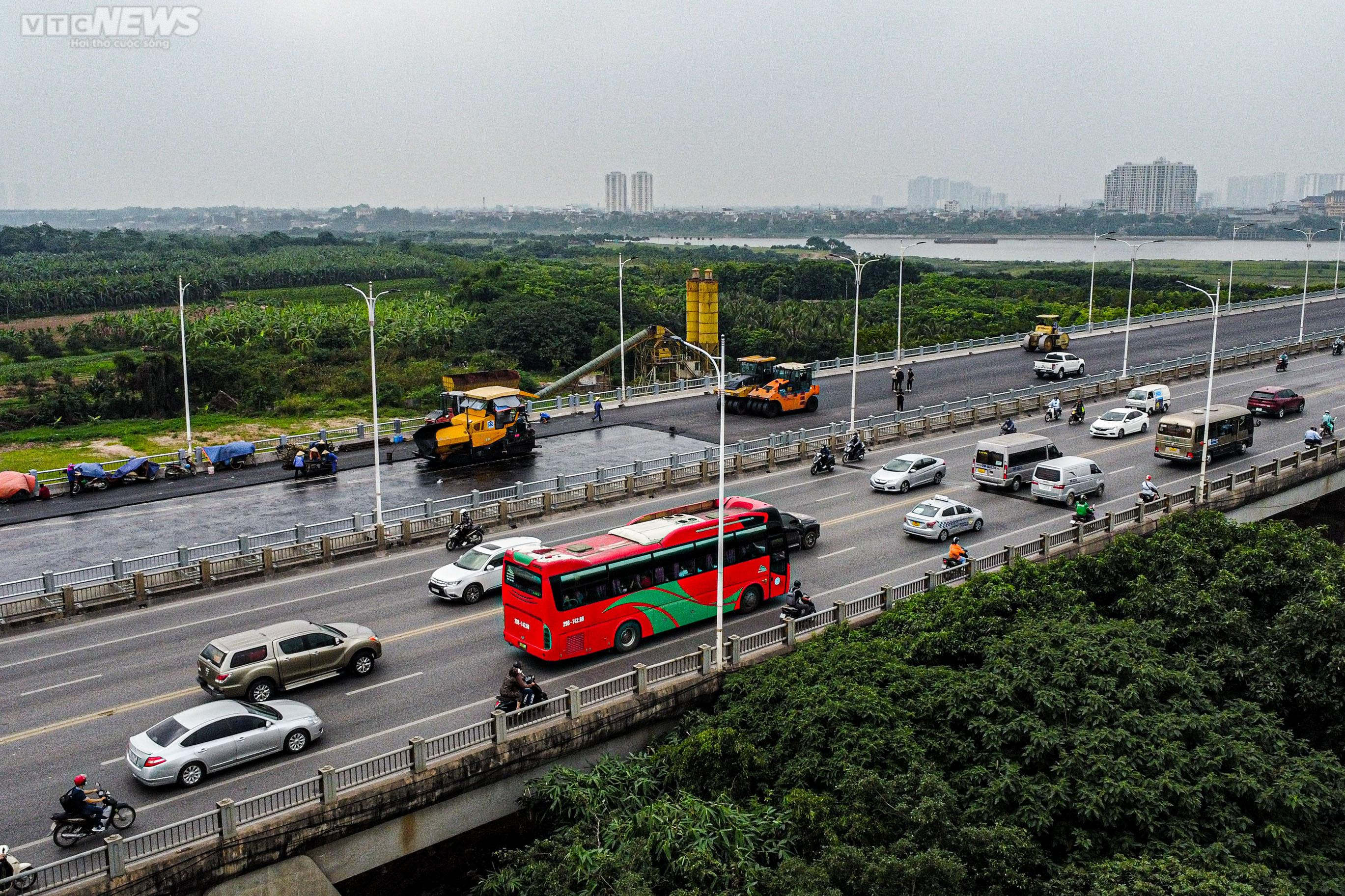 Công nhân đội nắng trải thảm nhựa trên công trường cầu Vĩnh Tuy giai đoạn 2 - 3