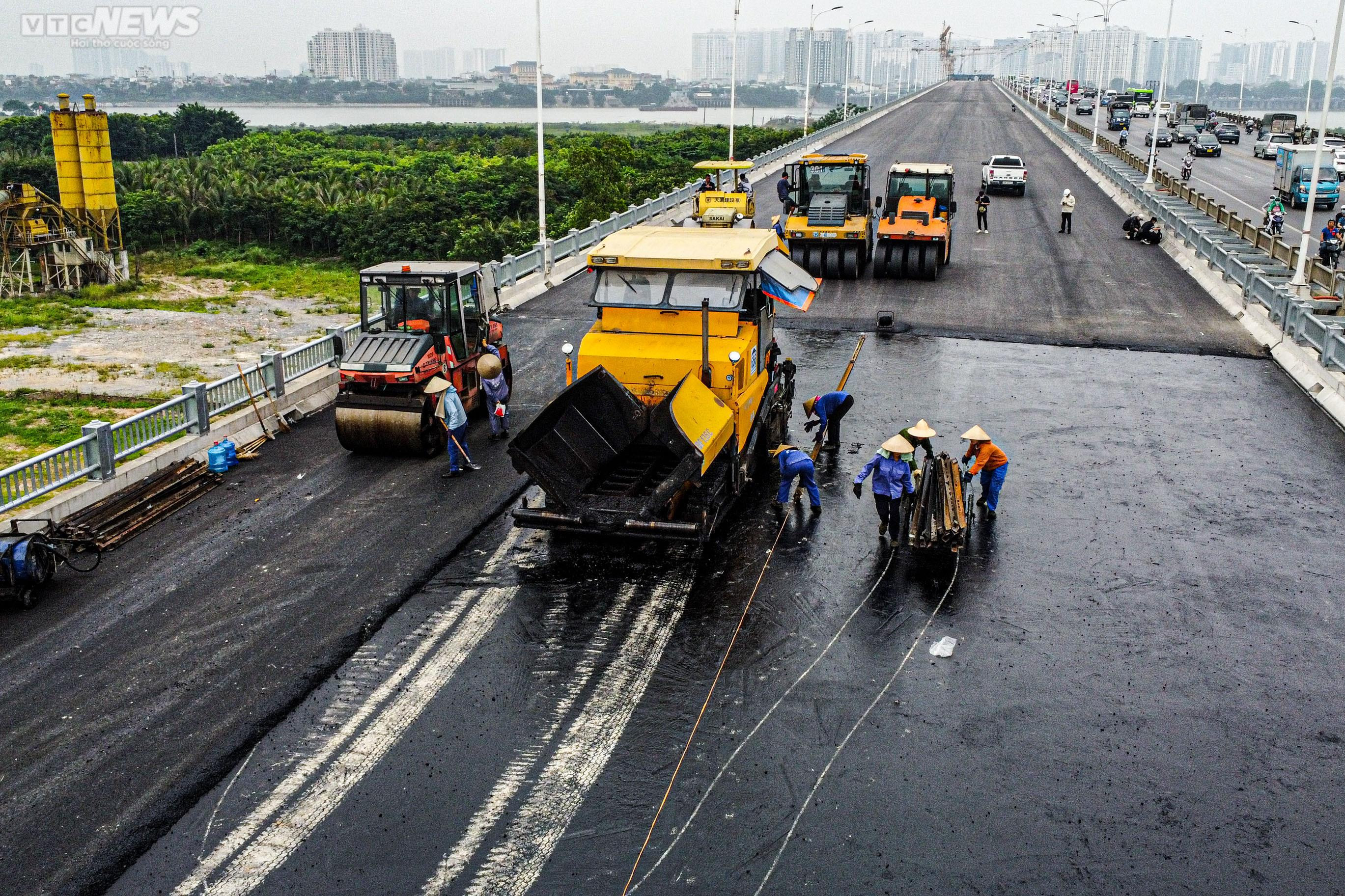 Công nhân đội nắng trải thảm nhựa trên công trường cầu Vĩnh Tuy giai đoạn 2 - 4