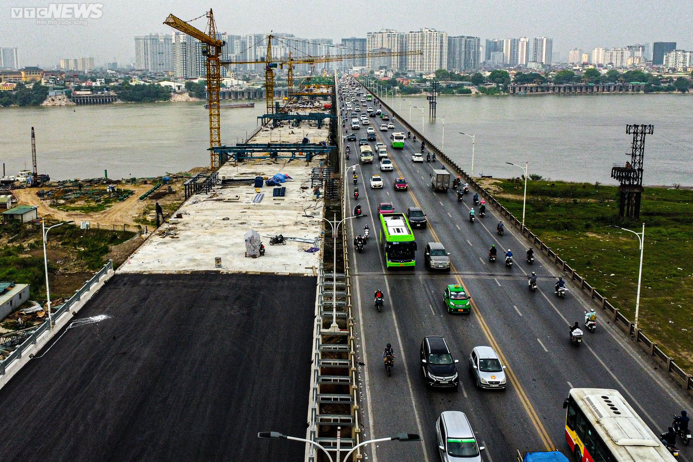 Công nhân đội nắng trải thảm nhựa trên công trường cầu Vĩnh Tuy giai đoạn 2 - 1