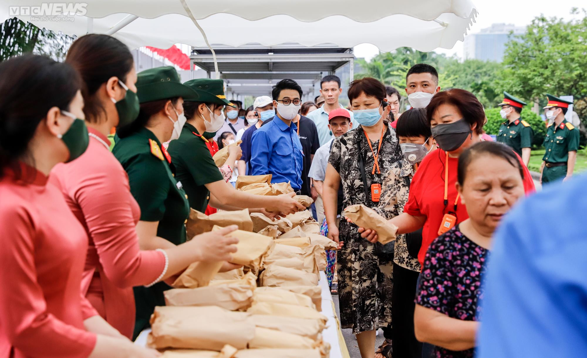 Dòng người xếp hàng vào Lăng viếng Chủ tịch Hồ Chí Minh - 2