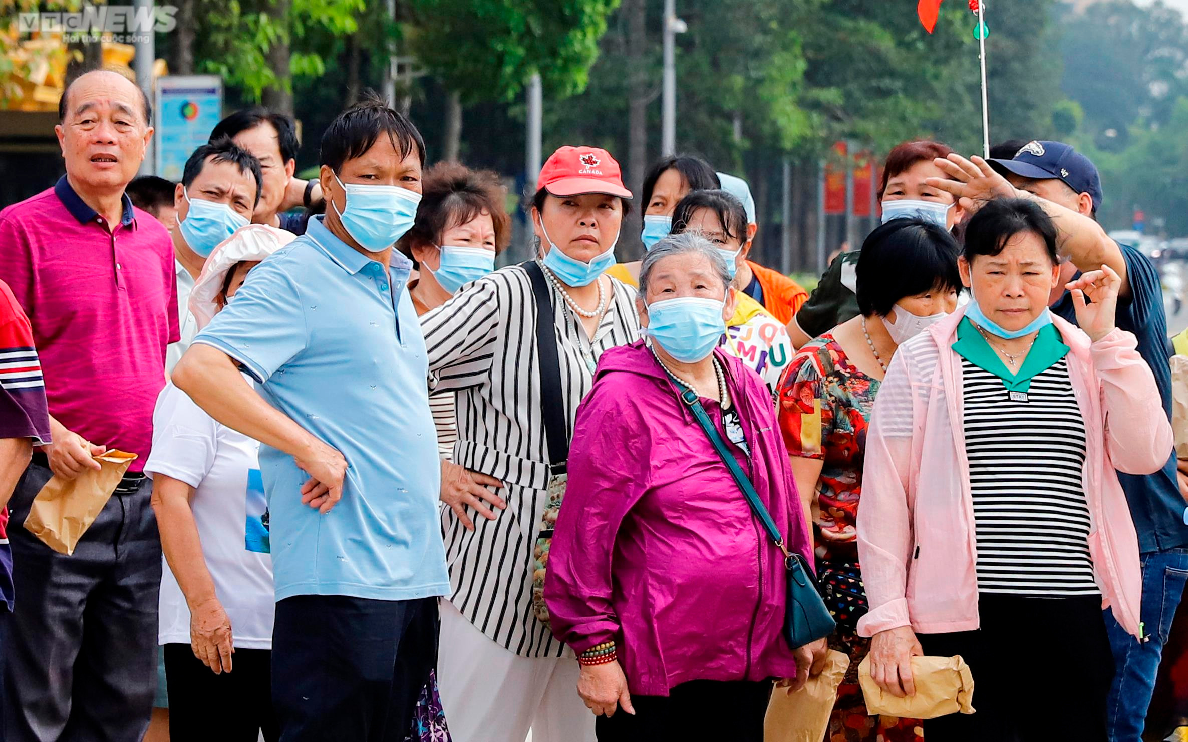 Dòng người xếp hàng vào Lăng viếng Chủ tịch Hồ Chí Minh - 9