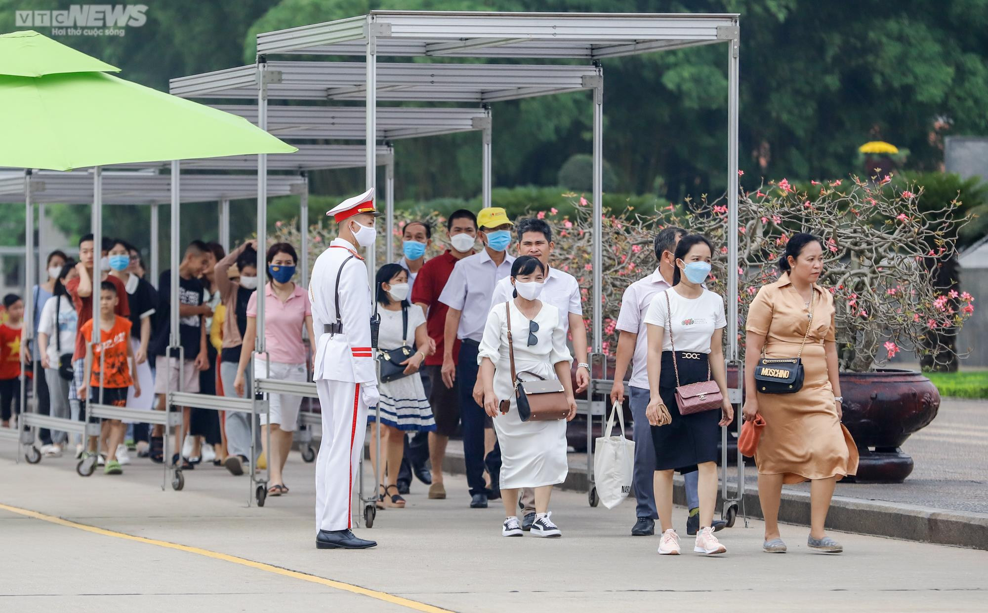 Dòng người xếp hàng vào Lăng viếng Chủ tịch Hồ Chí Minh - 5