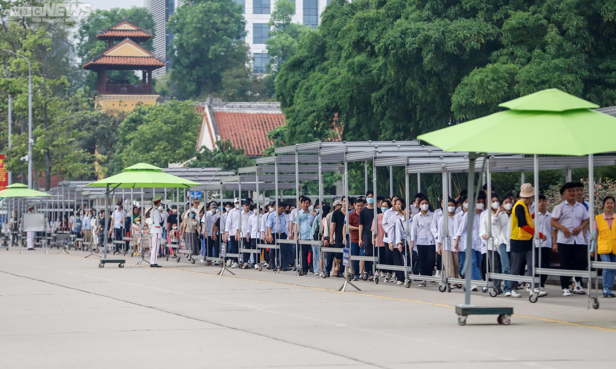 Dòng người xếp hàng vào Lăng viếng Chủ tịch Hồ Chí Minh - 4