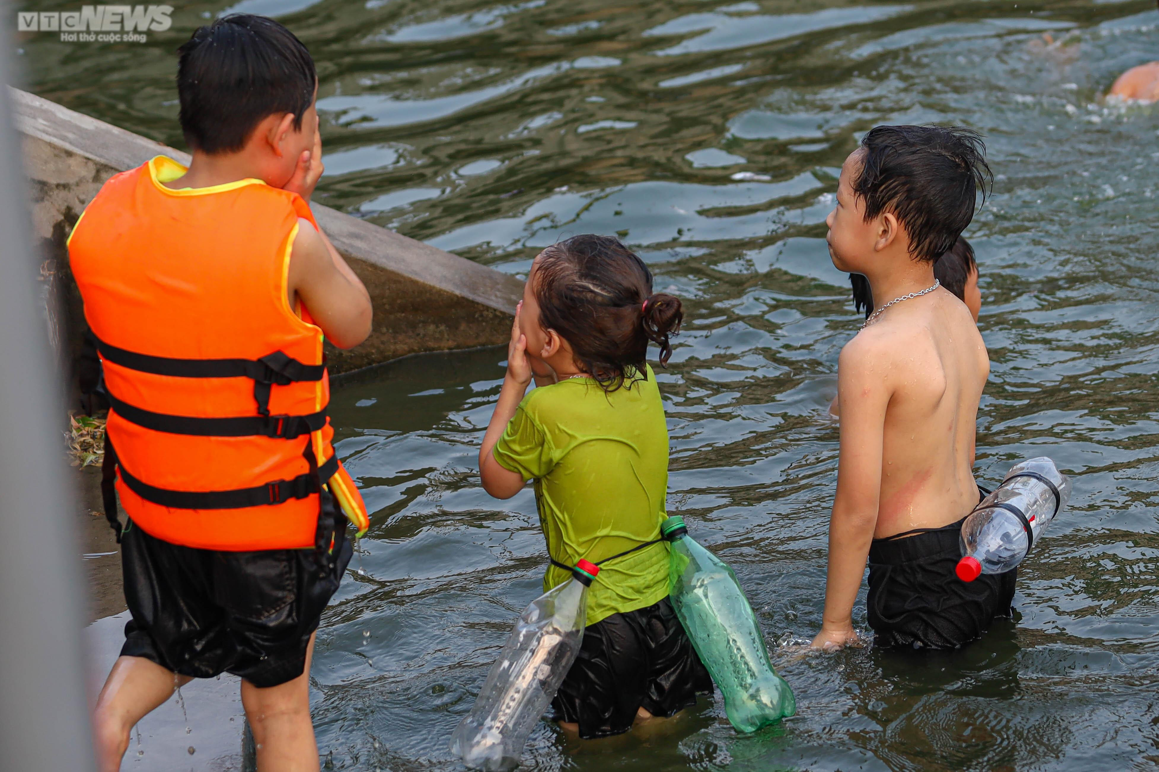 Trời nắng, phụ huynh đưa con nhỏ ra bơi ở ao làng - 11