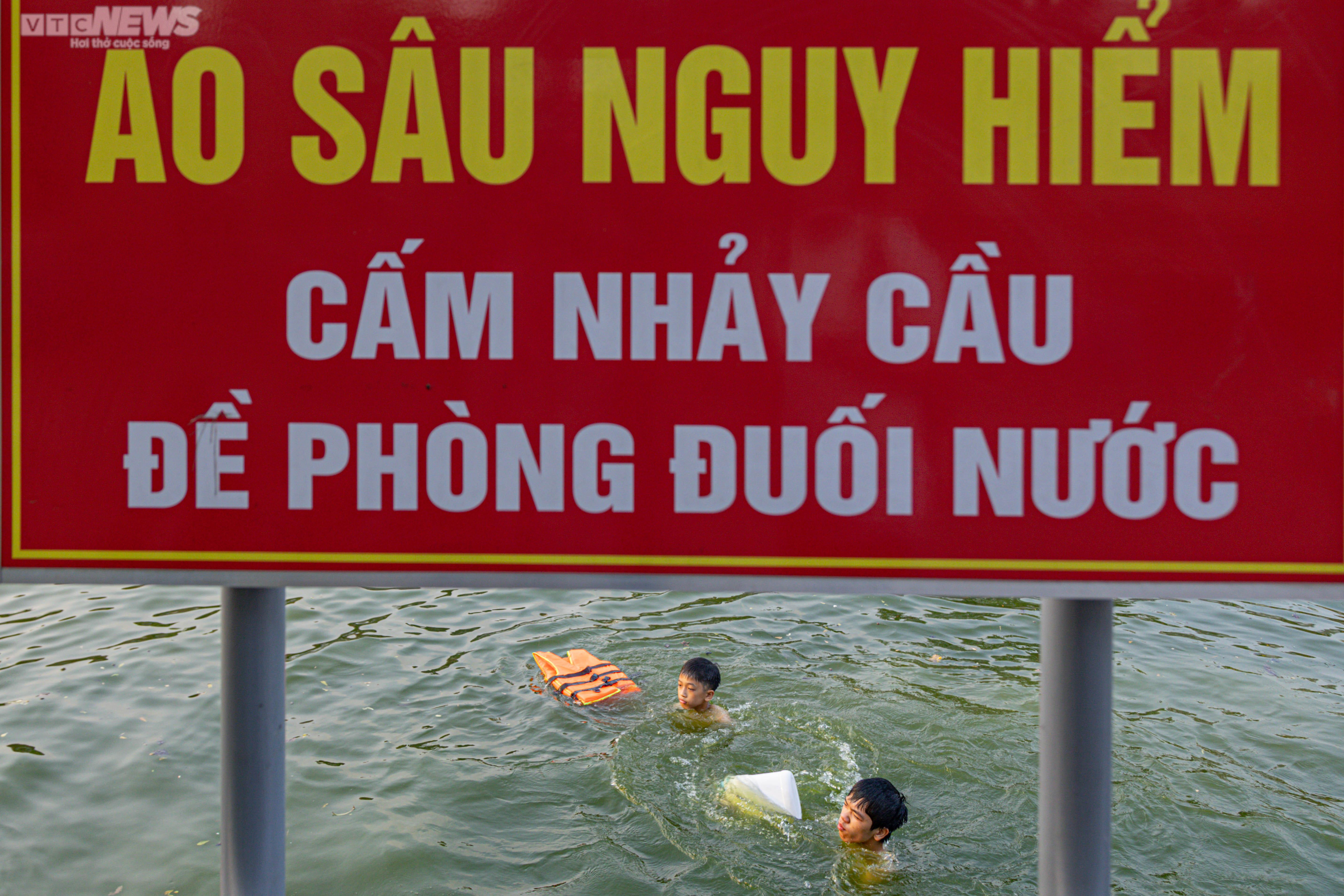 Trời nắng, phụ huynh đưa con nhỏ ra bơi ở ao làng - 13