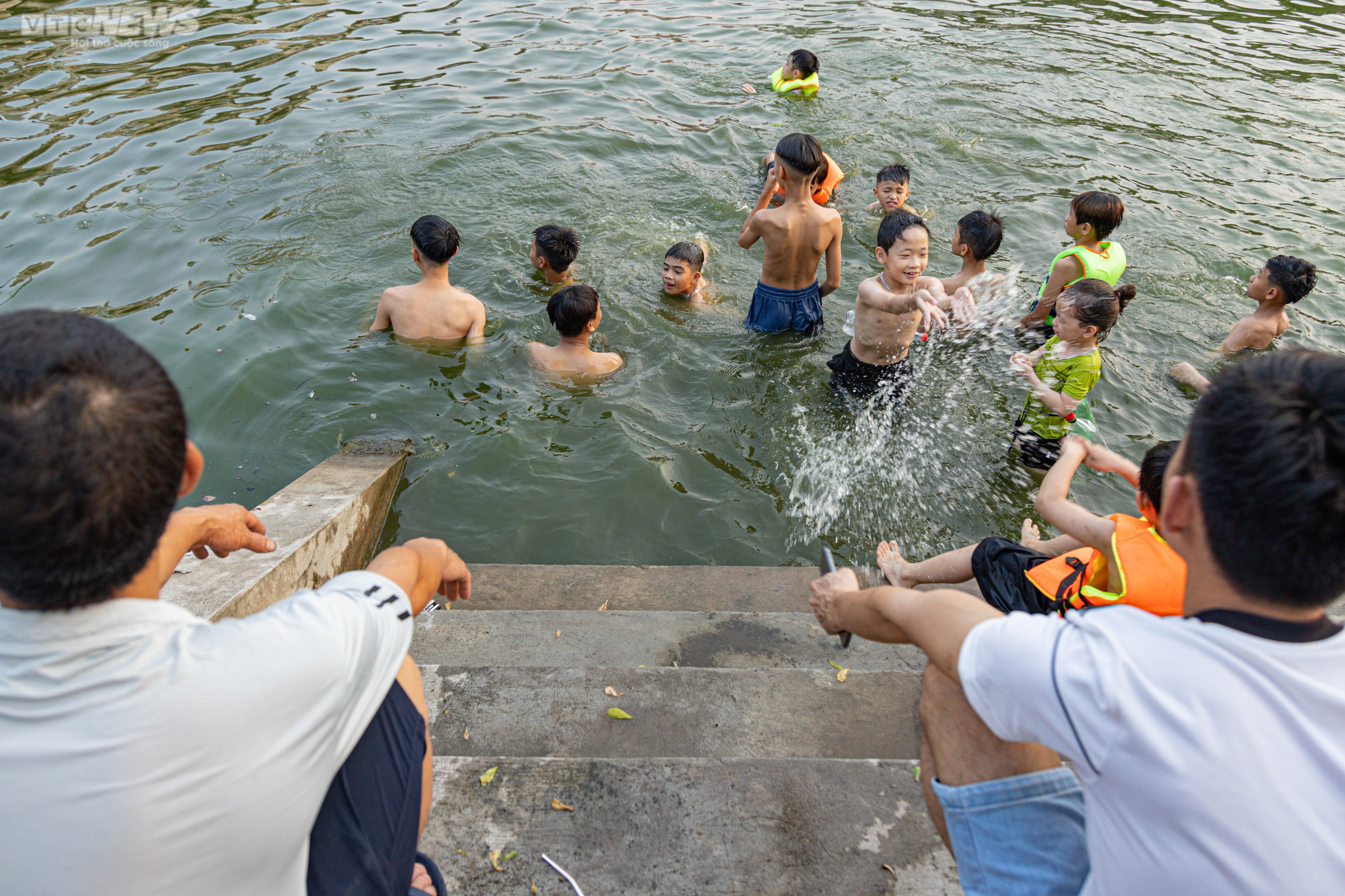 Trời nắng, phụ huynh đưa con nhỏ ra bơi ở ao làng - 6