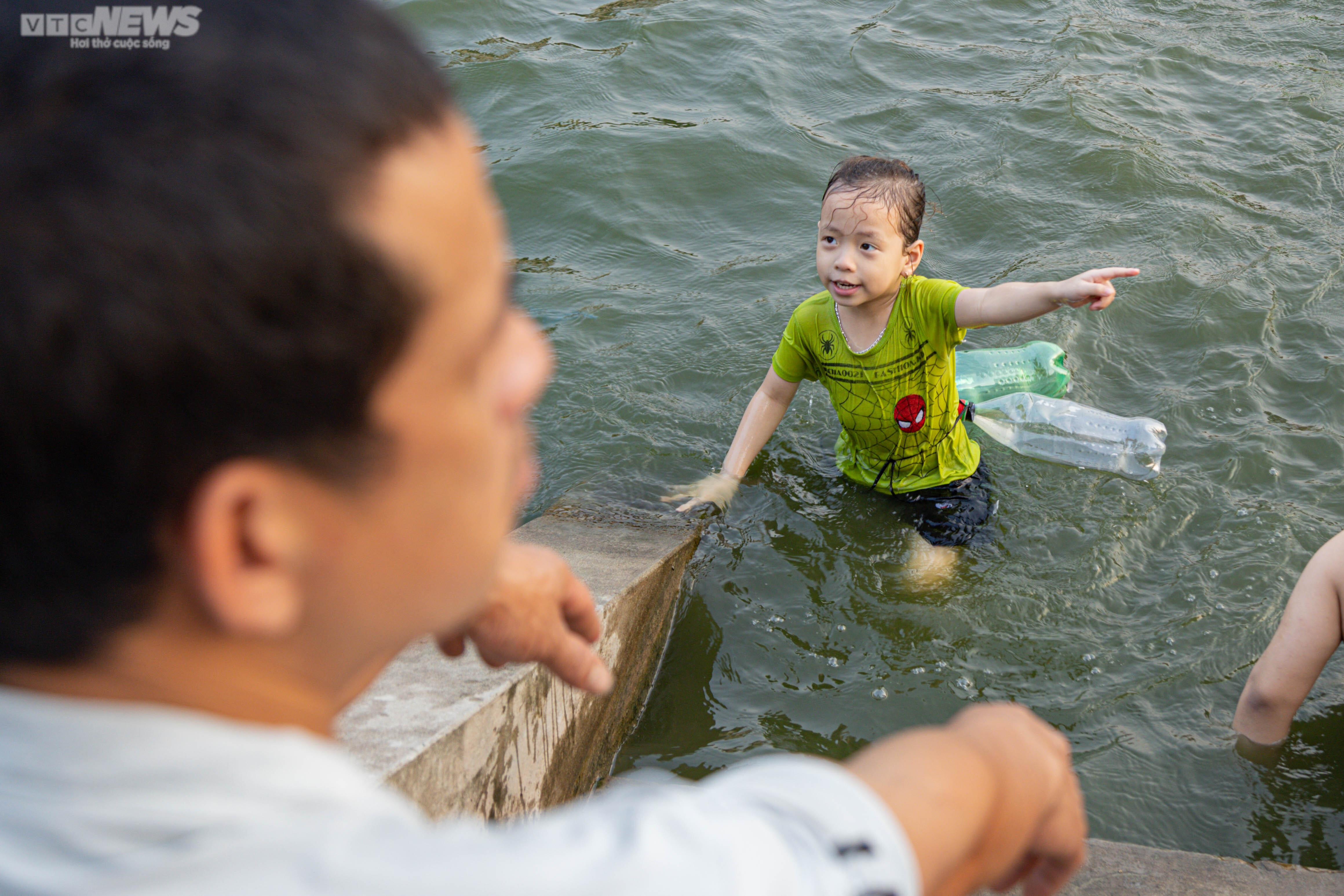 Trời nắng, phụ huynh đưa con nhỏ ra bơi ở ao làng - 7