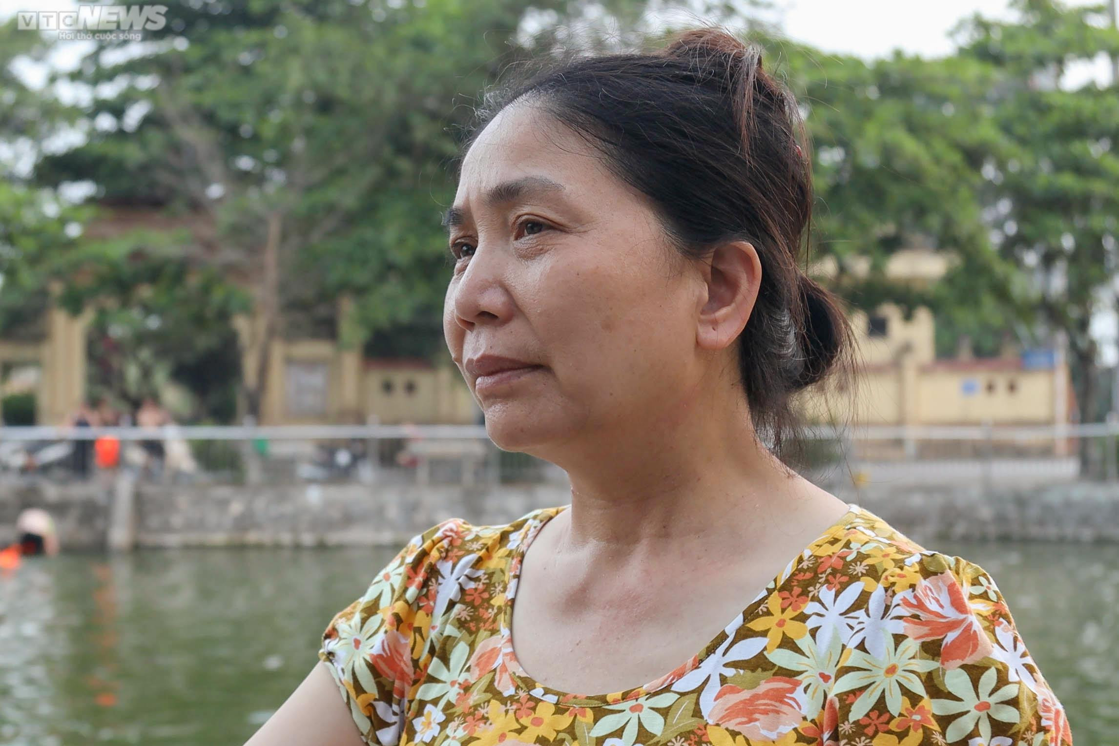 Trời nắng, phụ huynh đưa con nhỏ ra bơi ở ao làng - 8