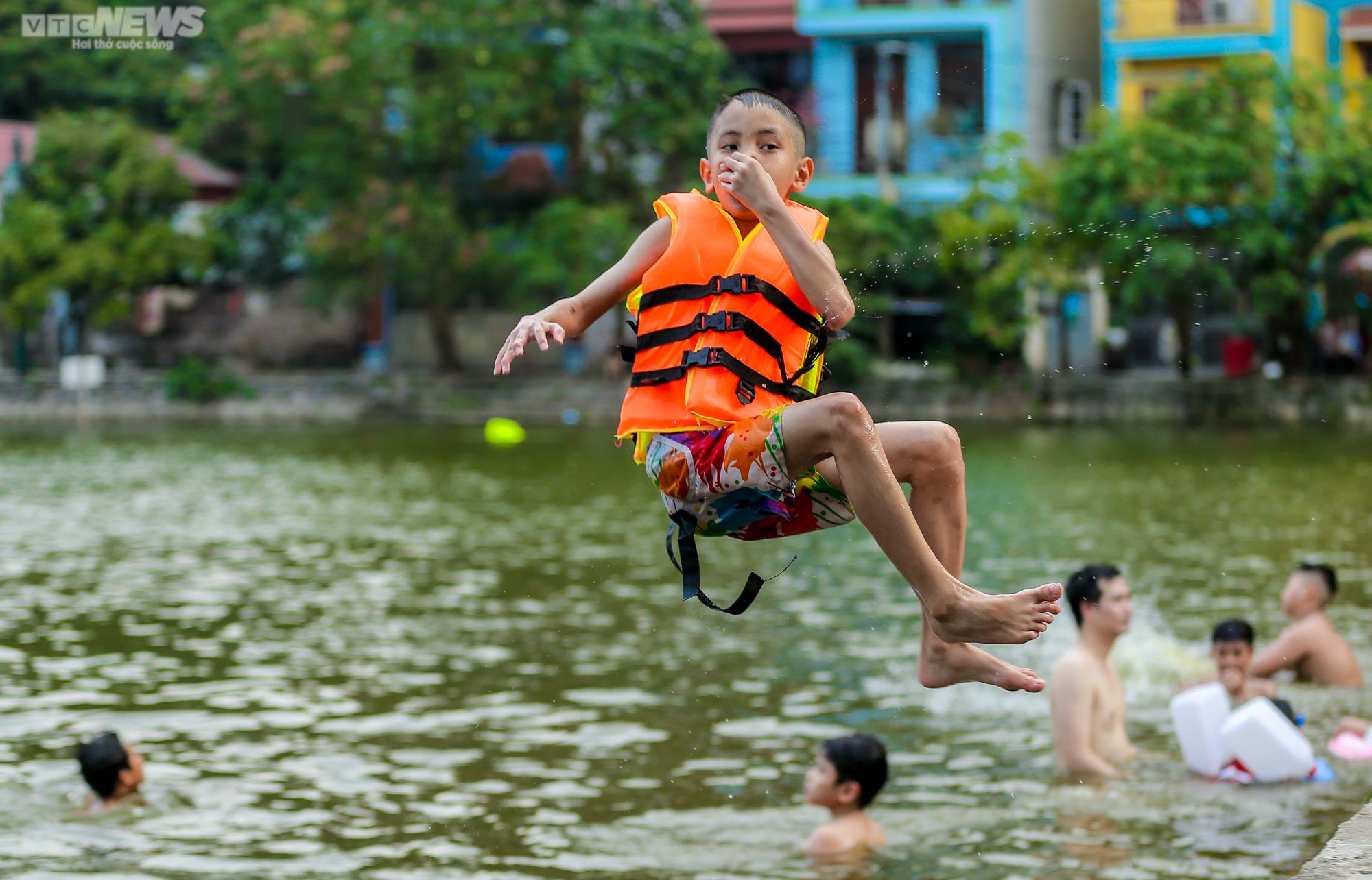 Trẻ em Hà Nội thích thú tắm ‘giải nhiệt’ dưới hồ nghìn năm tuổi - 9