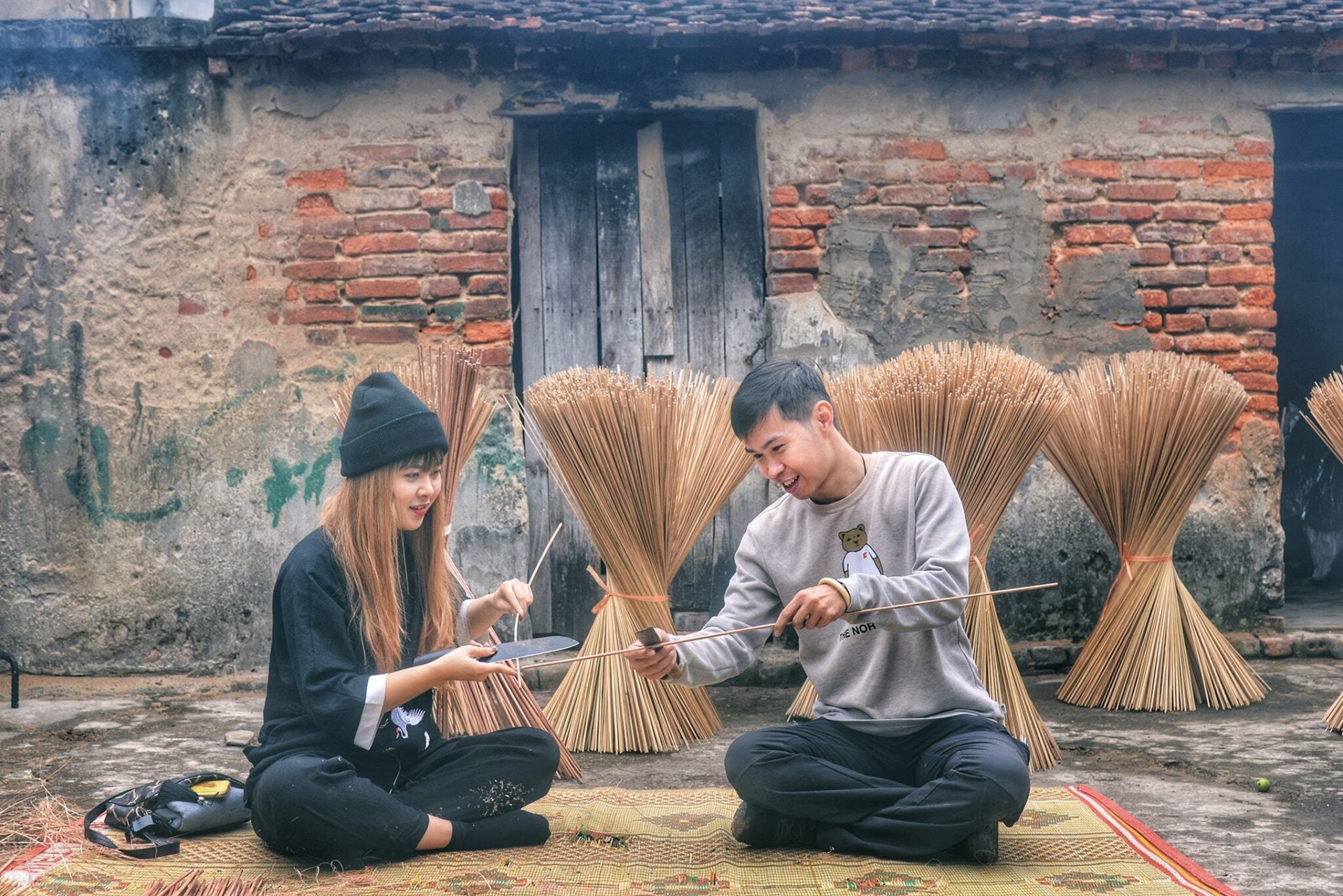Độc đáo nghề làm hương trám đen làng Chóa - 1