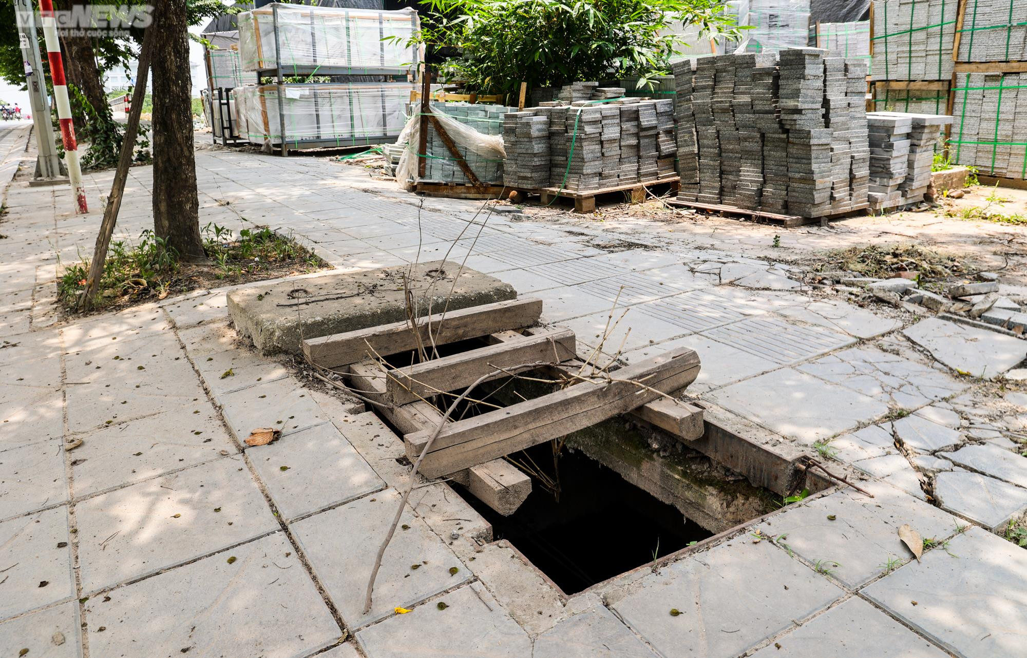 Hơn 40 hố ga mất nắp ‘bẫy’ người đi đường ở Hà Nội - 7