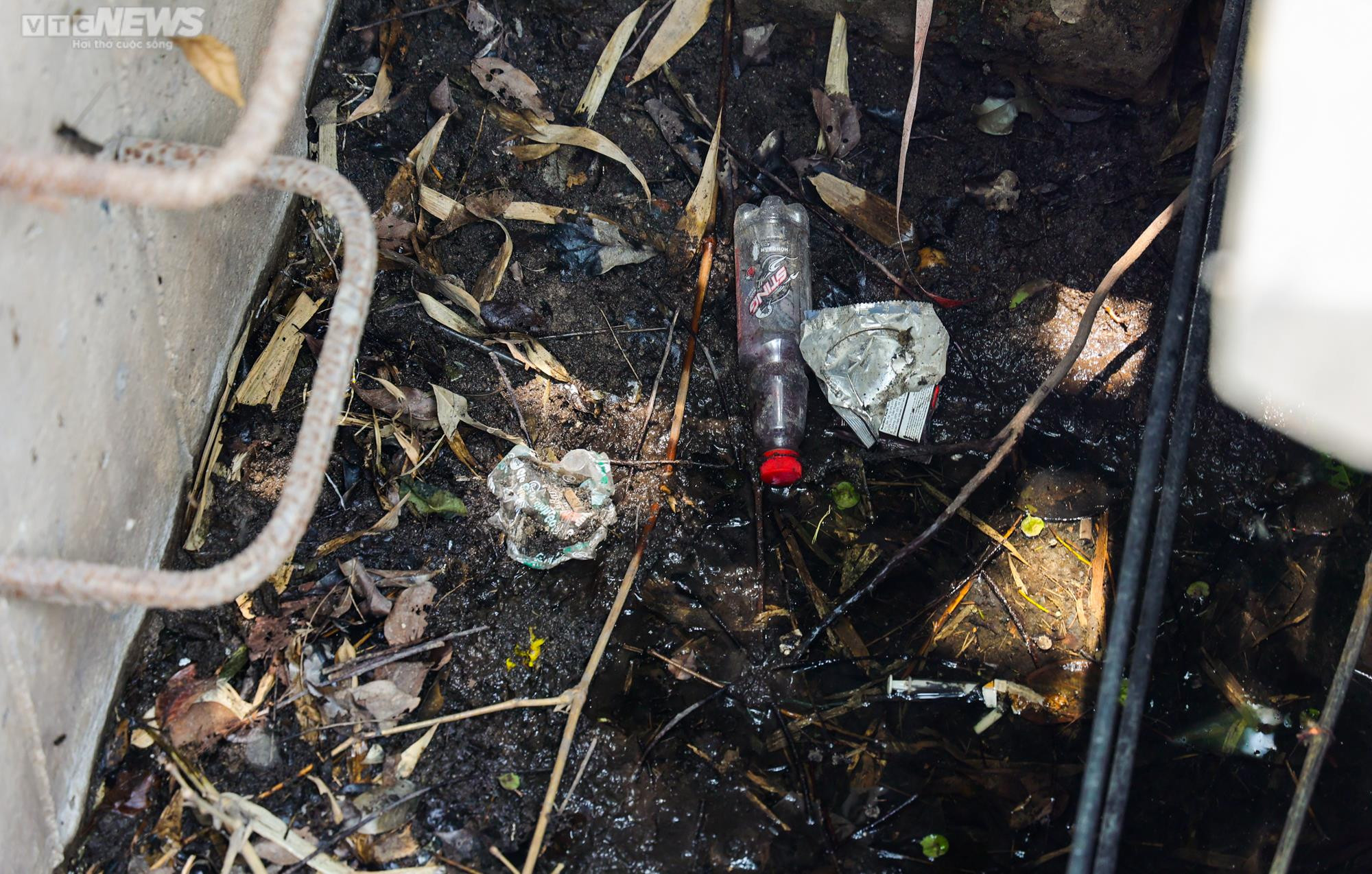 Hơn 40 hố ga mất nắp ‘bẫy’ người đi đường ở Hà Nội - 9