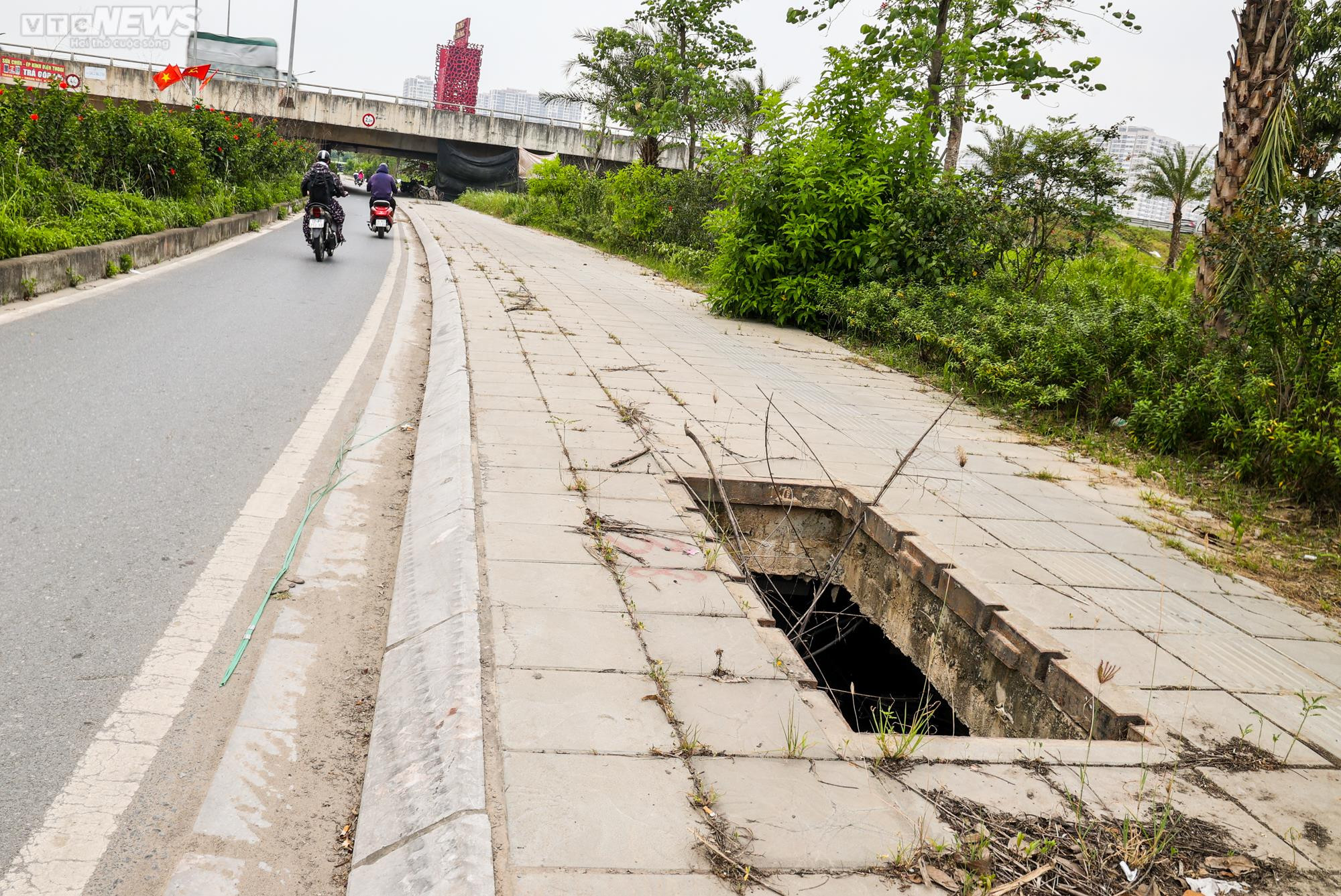 Hơn 40 hố ga mất nắp ‘bẫy’ người đi đường ở Hà Nội - 10