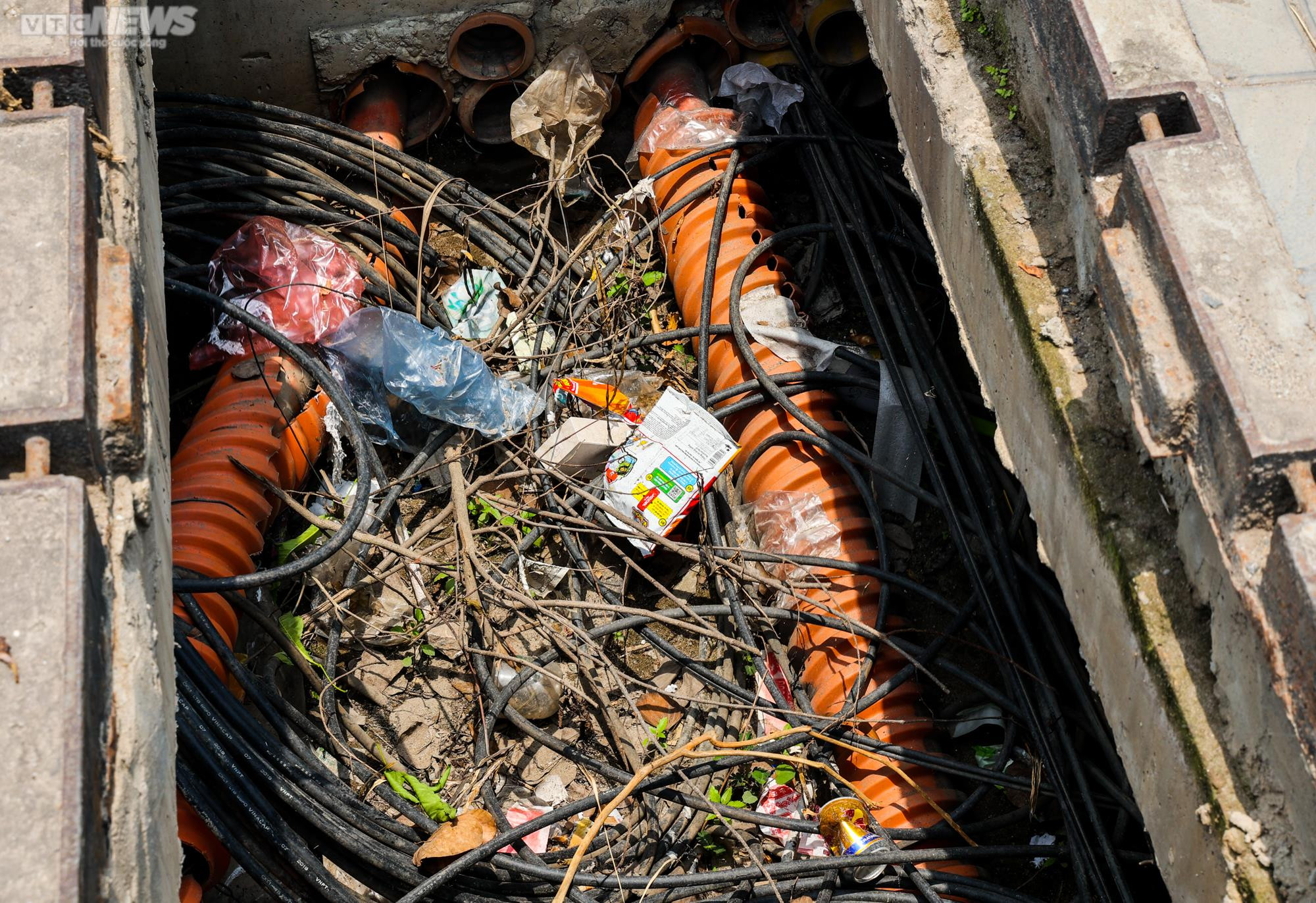 Hơn 40 hố ga mất nắp ‘bẫy’ người đi đường ở Hà Nội - 8