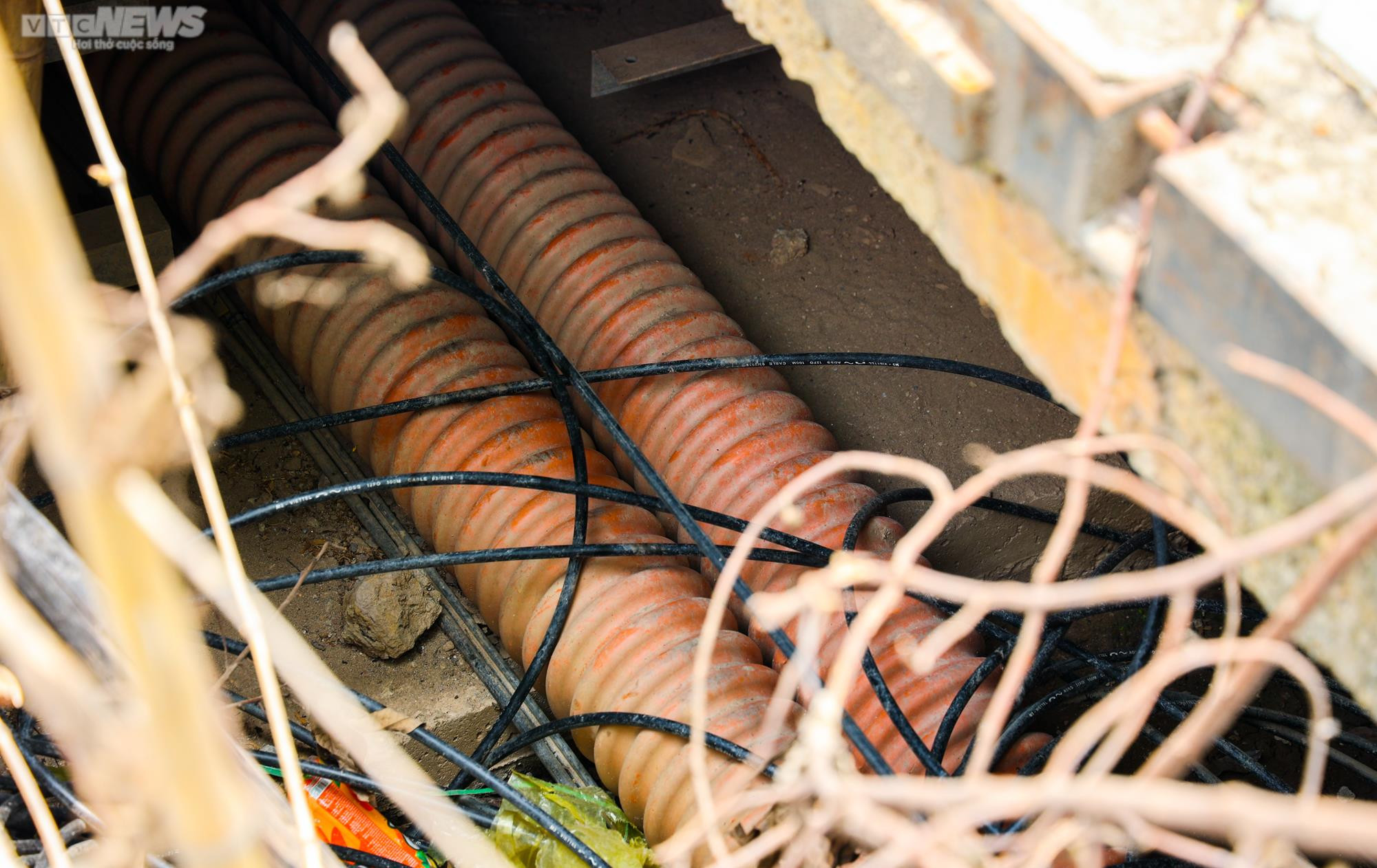 Hơn 40 hố ga mất nắp ‘bẫy’ người đi đường ở Hà Nội - 4